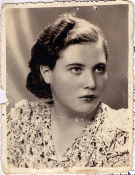 Hinda Eikhenbaum nee Halper was a Jewish woman born in Lublin, Poland in 1918 to Mendel and Gitel. She was married. Prior to WWII and during the war she lived in Lublin, Poland. 

Hinda was murdered in #Auschwitz. 

Picture <a href="/yadvashem/">Yad Vashem</a>