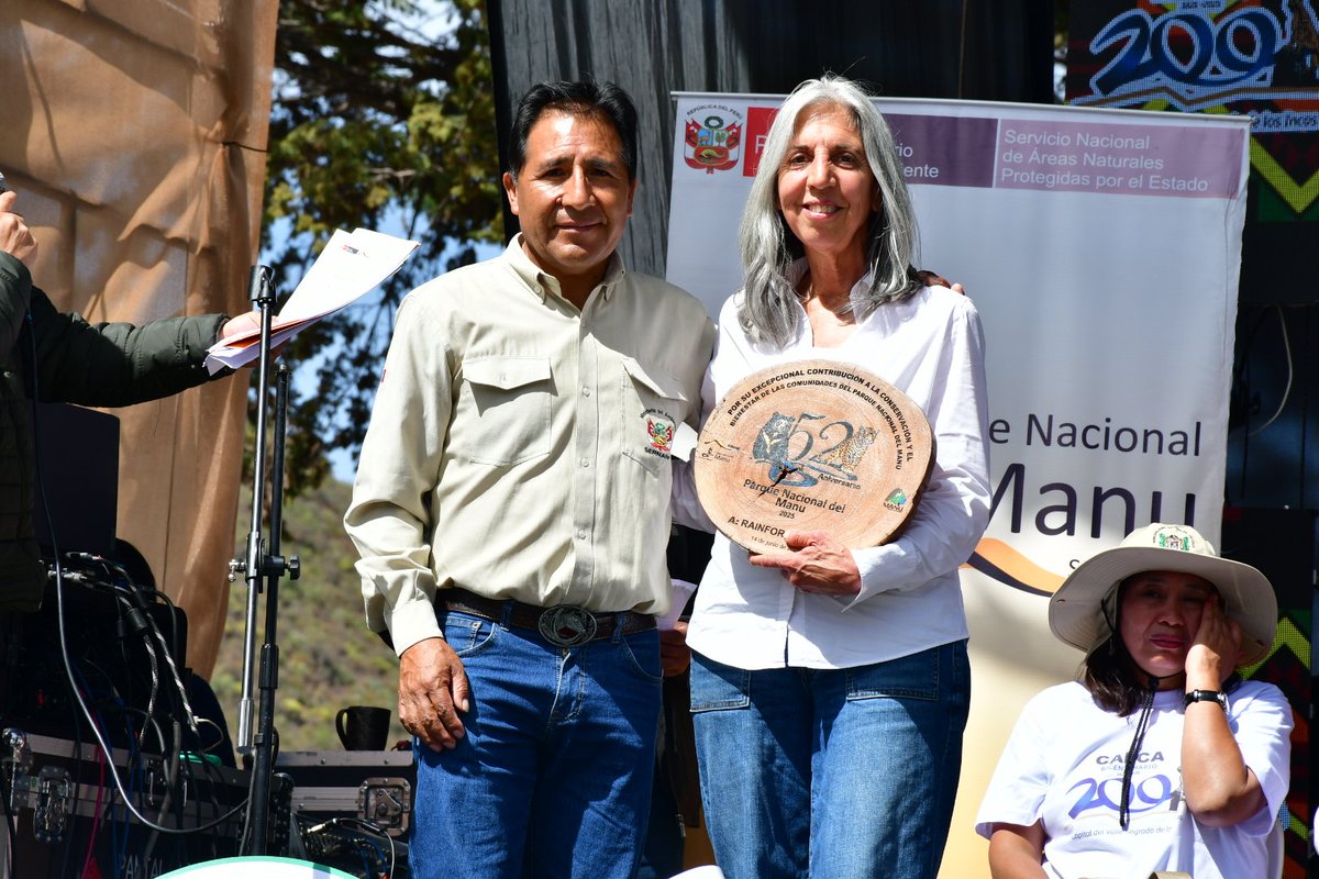 rainforestflow's tweet image. Rainforest Flow and our Founder & Executive Director, Nancy Santullo, are honored to have been recognized by Engineer Ernesto John Florez, Chief of Manu National Park, for our long-term service to four Indigenous communities in the Manu Biosphere Reserve.
This recognition is…