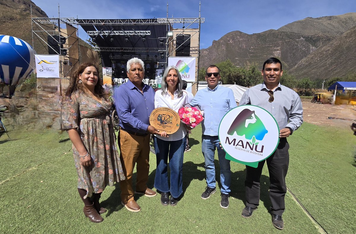 rainforestflow's tweet image. Rainforest Flow and our Founder & Executive Director, Nancy Santullo, are honored to have been recognized by Engineer Ernesto John Florez, Chief of Manu National Park, for our long-term service to four Indigenous communities in the Manu Biosphere Reserve.
This recognition is…