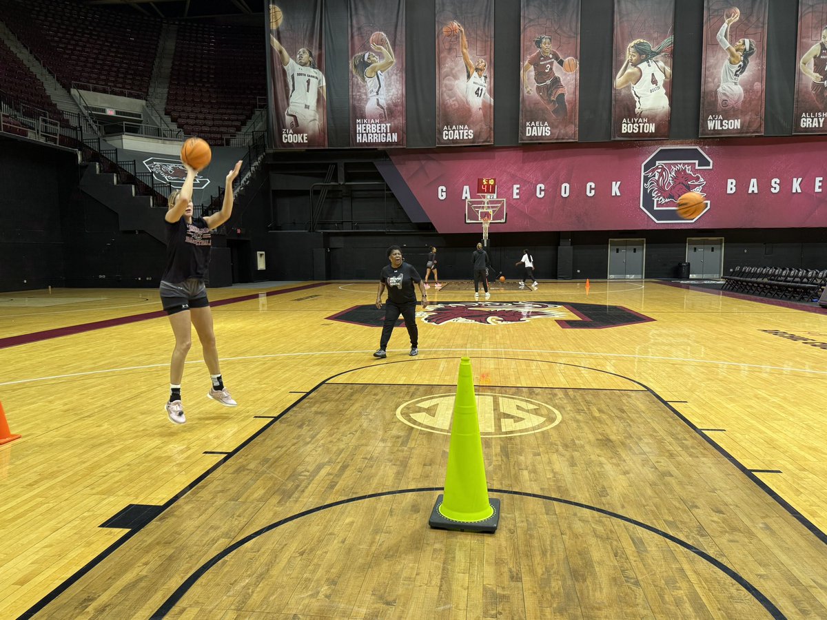 Good am <a href="/WNBA/">WNBA</a>!  We got a few more pros for ya in the gym this morning!  

Yours truly, 

<a href="/GamecockWBB/">South Carolina Women's Basketball</a> 🥰🥰🥰