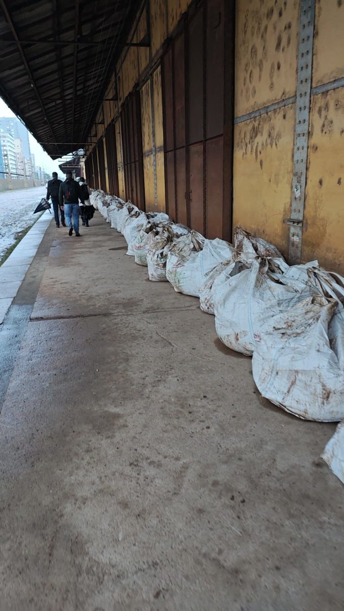 Essa imagem é de agora. 

Guaíba subindo próximo ao nível de alerta, ainda tem comporta fora do lugar desde a enchente do ano passado, mas os sacos de areia do Melo tão prontos já.

Tudo certo na “cidade da inovação” 👍🏾
