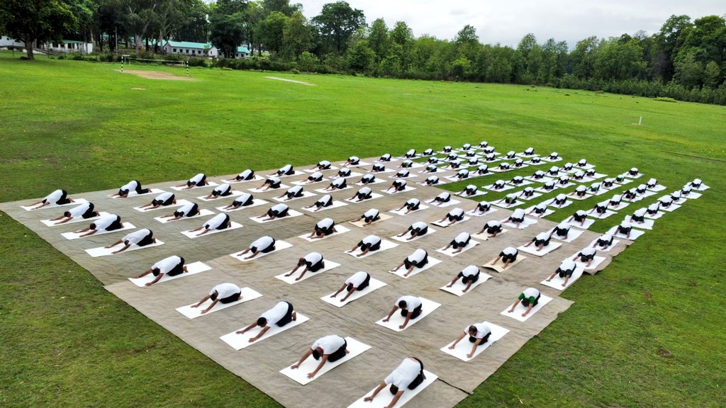 PRODefDehradun's tweet photo. #InternationalYogaDay
#PanchshulWarriors find strength & serenity at 15000 ft in #Garhwal. Families & children join hands at #Banbasa Mil Stn in embracing wellness, unity & mental robustness, spreading peace & positivity.
Together, they inspire others to journey towards inner balance, harmony & lifelong wellness.
#YogaForLife
#PeaceAndUnity
@SpokespersonMoD
@adgpi
@HQ_IDS_India
@UBArea_IA
@SuryaCommand_IA
@SethSanjayMP
@DefenceMinIndia