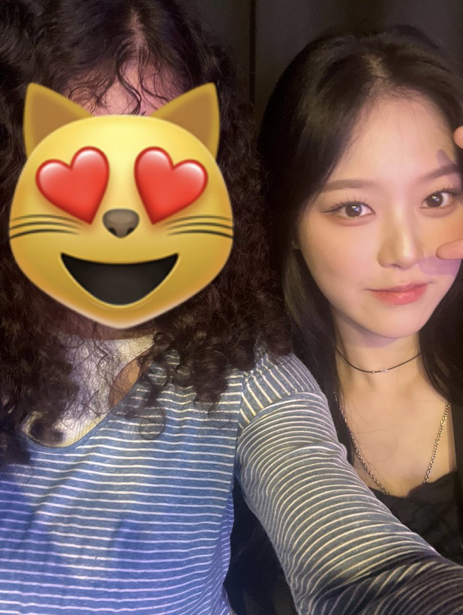 arkadaslr hyunjinle foto cekme hakki kazandim😭😭😭😭😭gercekten ne kadar mutlu oldugumu anlatamam bu hayatta en cok sevdigim insanlardan birisi……dunyanin en guzel en iyi insani aglicsm