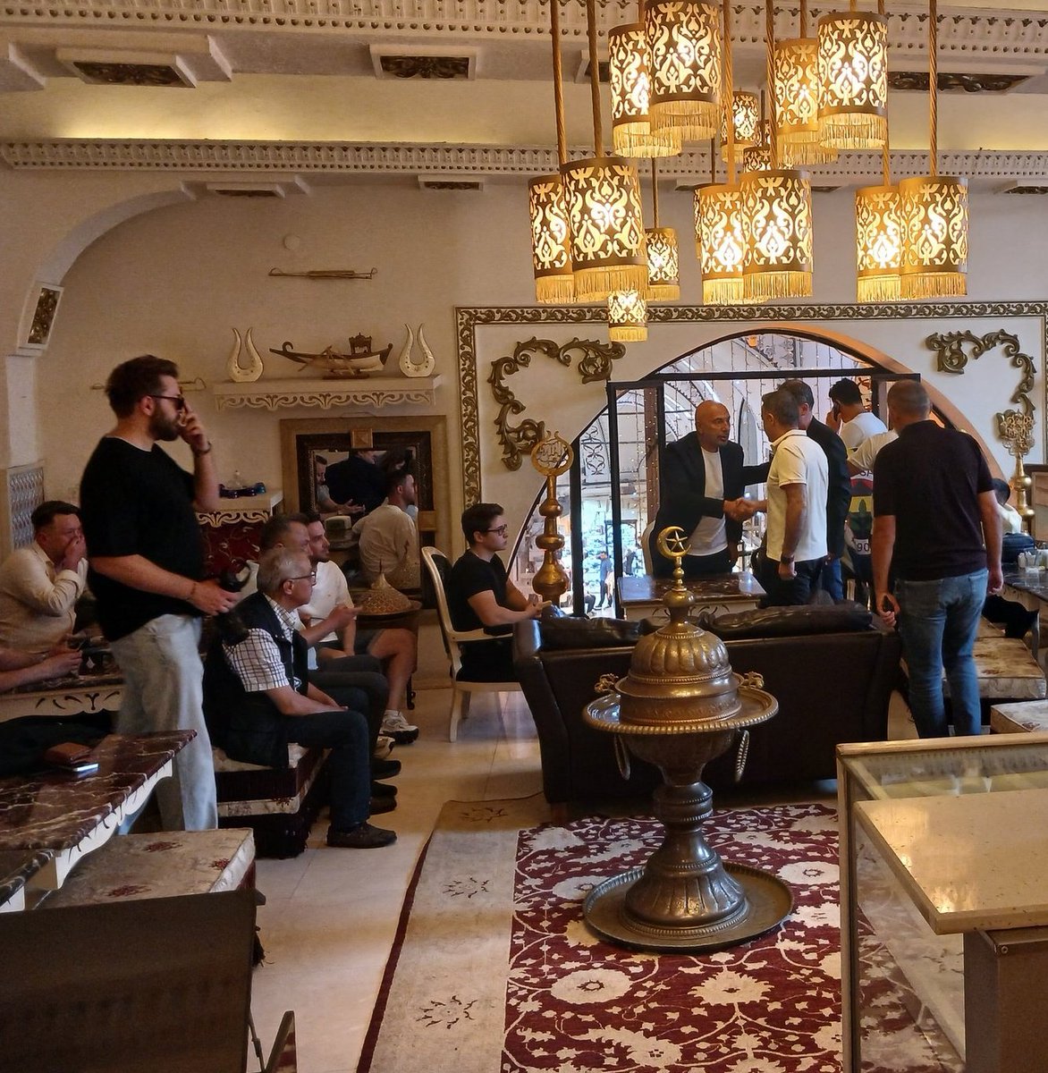 Başkan Adayımız Hakan Bilal Kutlualp, Kapalıçarşı esnafını ziyaret ederek Kongre Üyelerimizle buluştu. Kapalıçarşı Yönetim Binasında imza işlemleri yoğun bir şekilde sürüyor.