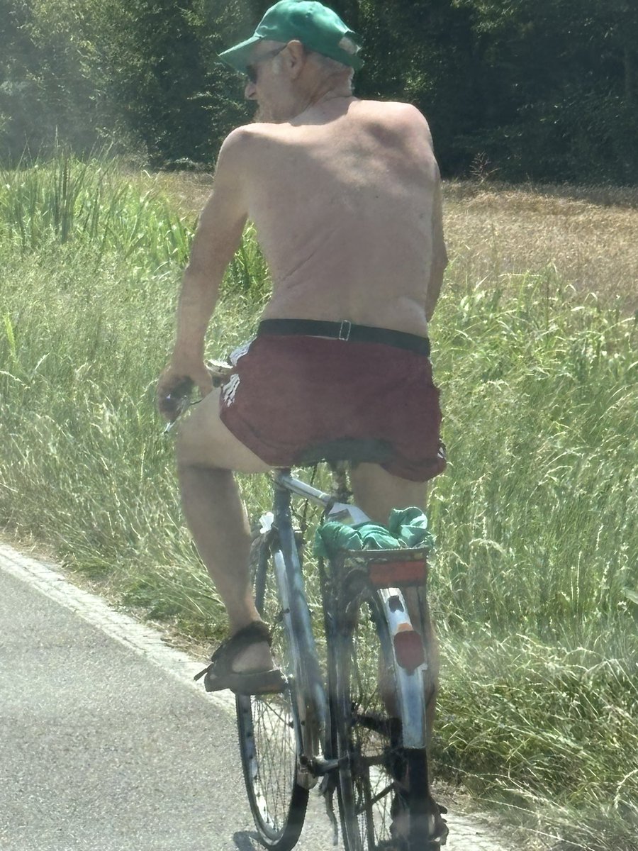 Ma con 35 gradi e non certo giovane età andare in bici in vestito adamitico non è un attentato alla propria salute ?
L’inps ringrazia 🙂‍↔️

#estate #farsimale #caldo