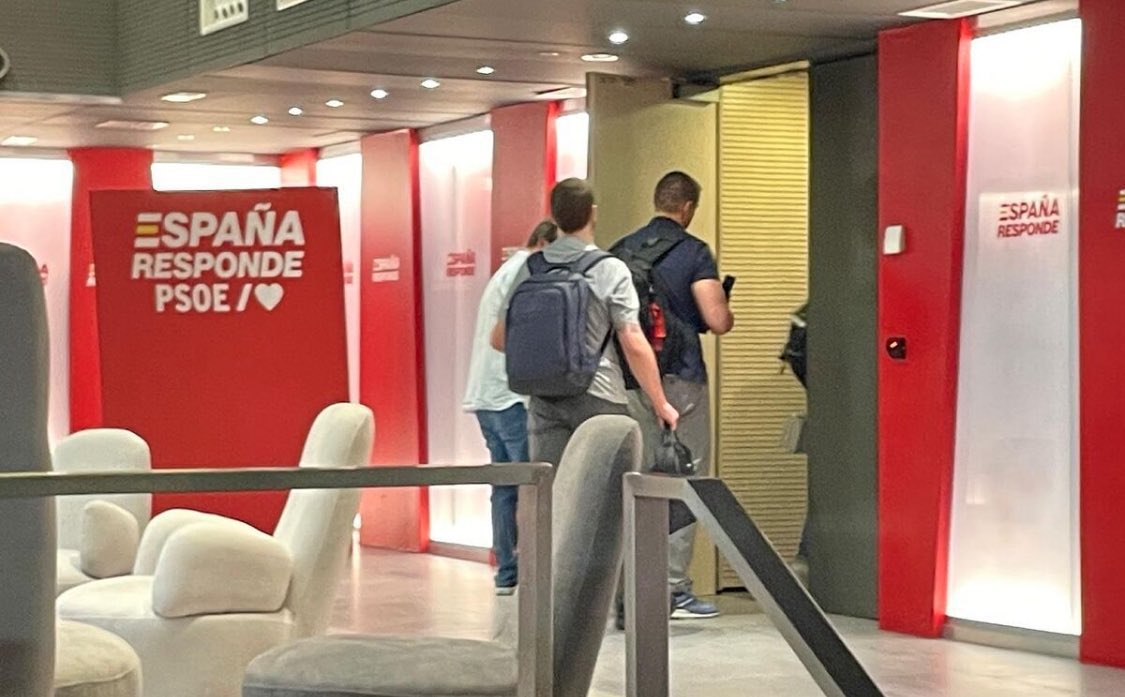 Alberto Caliu🇪🇦 (@albertocaliu) on Twitter photo Pedro Sánchez esta semana en el Congreso: "la izquierda no roba".
La sede del PSOE hoy: Pedro Sánchez esta semana en el Congreso: "la izquierda no roba".
La sede del PSOE hoy:
