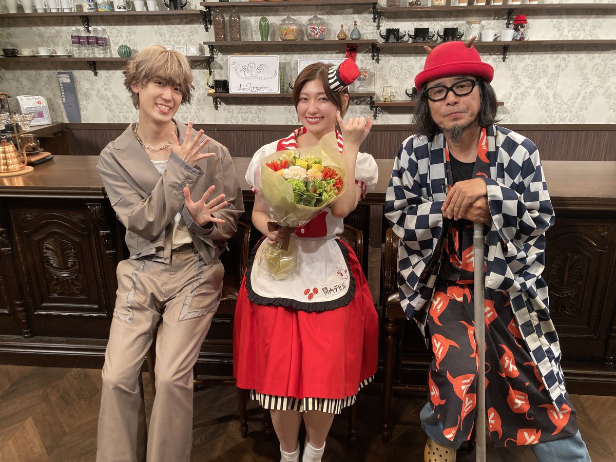 👿できたてギョウザパンラストバイト👿 今月で #私立恵比寿中学 を卒業