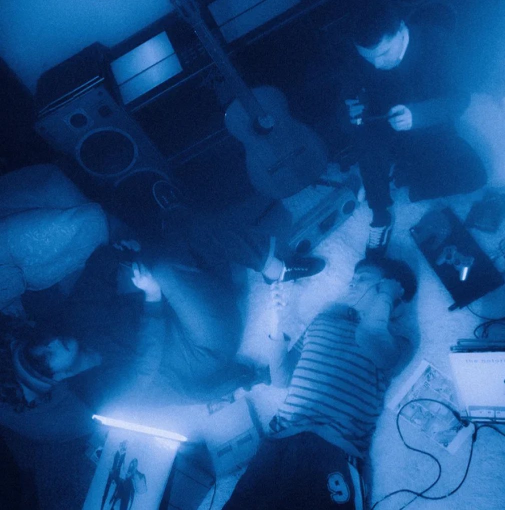 Itá based twink dream pop punk band Danilo + the clouds just released their first single as a band.
Listen to ‘cyber lies’ on every streaming platform.