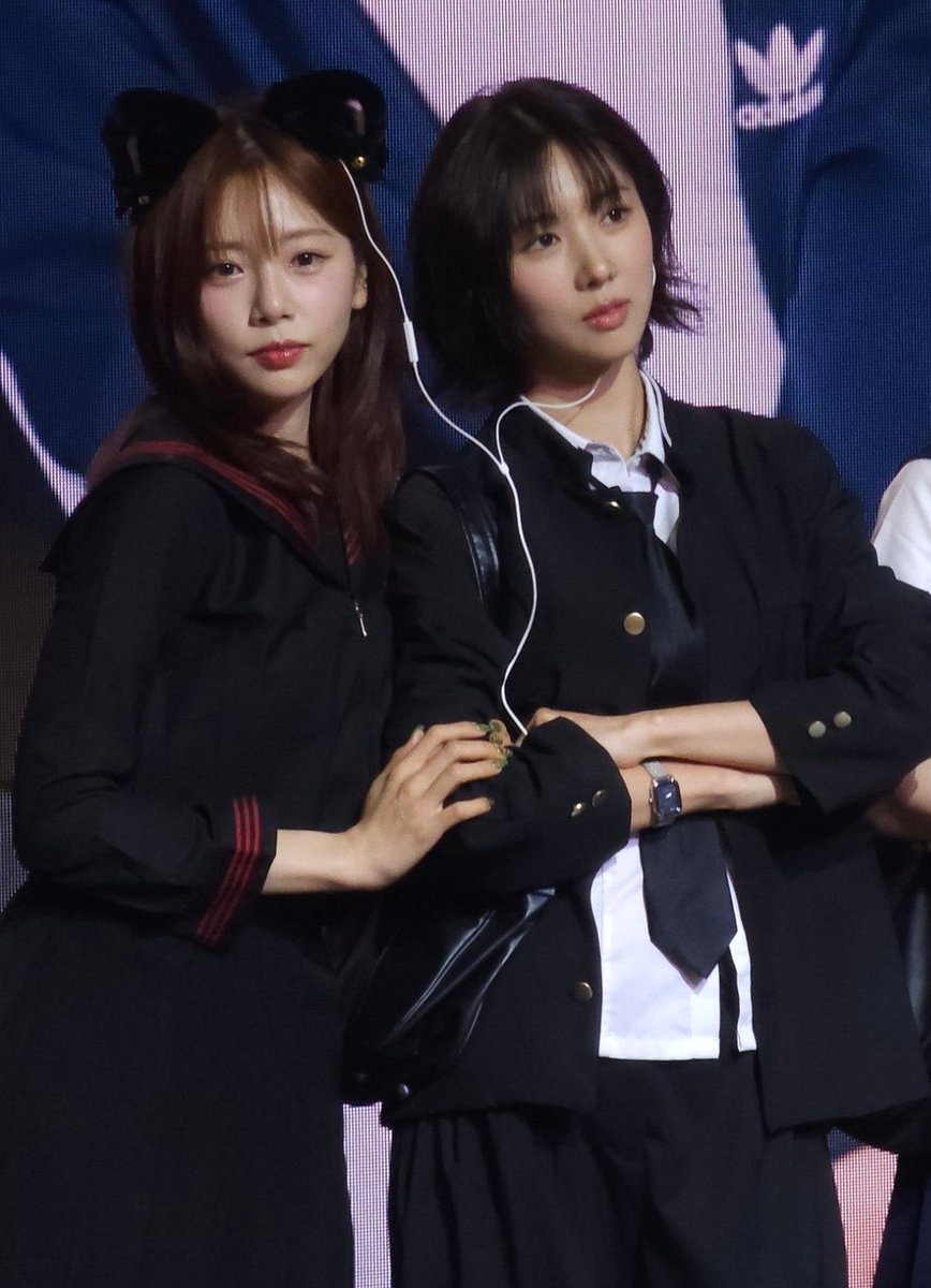 아니 지유언니 이어폰 공야이 귀에낀게 ㄹㅇ기여움 나살려~~~~~~~~~~~~~~~~~~(김유현왜케잘생김?)