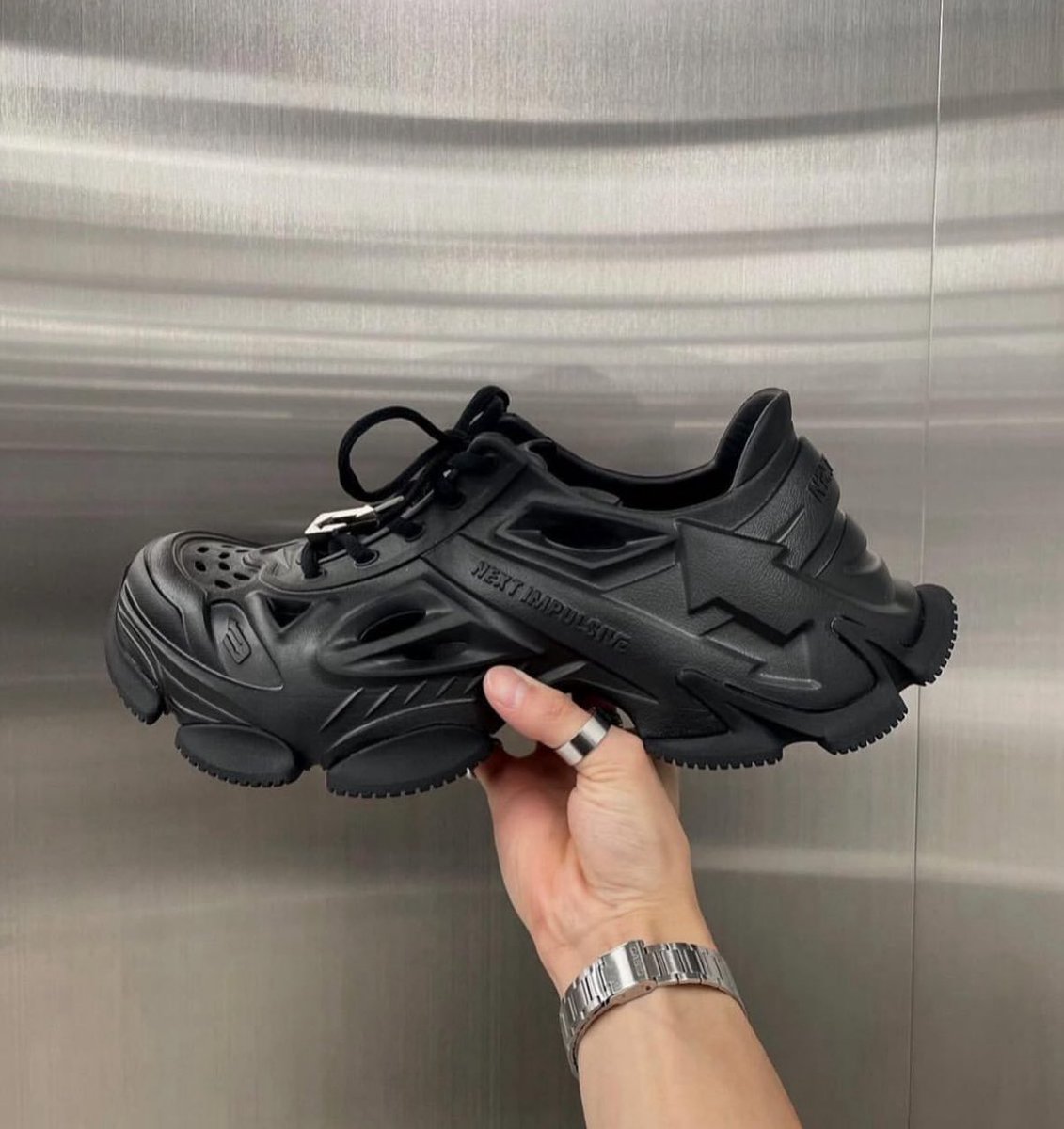 正直ここだけの話なんですけど、

・ヘインズ白T
・UNIQLO スウェットワイドパンツ
・デザイン強めのスニーカーサンダル

これ組み合わせるだけで、
めちゃくちゃ垢抜けたコーデ組めます。
大マジなのでやってみてね。