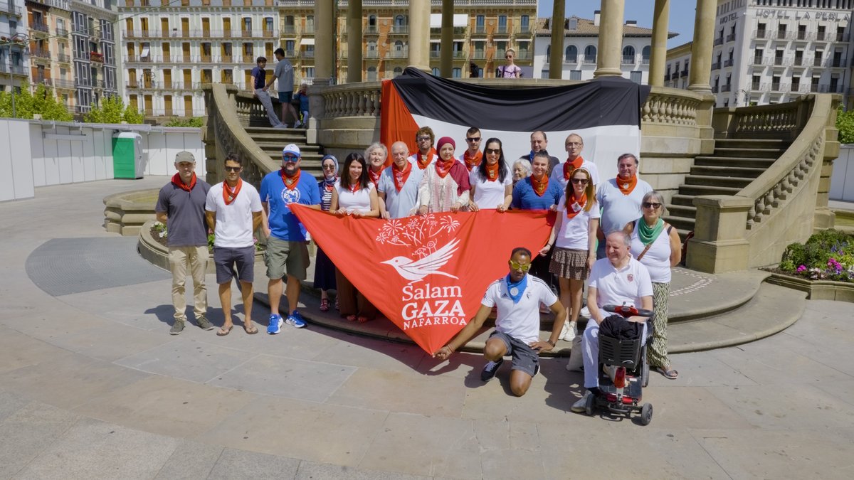 [🎦BIDEOA] Salam Gaza Nafarroa presenta junto a las Peñas un pañuelo solidario para las fiestas que apoya proyectos de emergencia en Gaza
ahotsa.info/albisteak/sala…