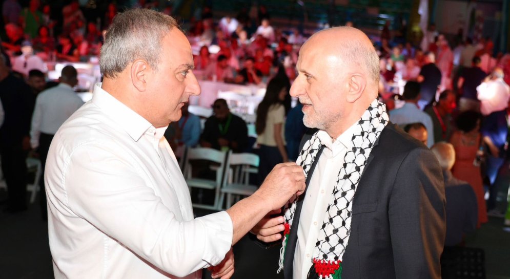 Πρέσβης της Παλαιστίνης στη Λευκωσία: Το ΑΚΕΛ βρίσκεται στη σωστή πλευρά της ιστορίας

Κάτω από παρατεταμένα χειροκροτήματα και το σύνθημα  <Λευτεριά στην Παλαιστίνη> ανέβηκε στο βήμα του 24ου συνεδρίου του ΑΚΕΛ ο πρέσβης της Παλαιστίνης στη Λευκωσία Αμπταλλά Ατταρί ια να