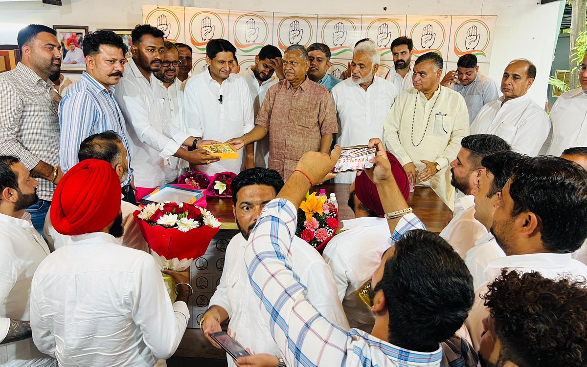 Deepender Singh Hooda (@deependershooda) on Twitter photo рдЖрдЬ рджрд┐рд▓реНрд▓реА рдирд┐рд╡рд╛рд╕ рдкрд░ рд╣рд░рд┐рдпрд╛рдгрд╛ рдпреБрд╡рд╛ рдХрд╛рдВрдЧреНрд░реЗрд╕ рдХреА рдирд╡-рдЪрдпрдирд┐рдд рд▓рдЧрднрдЧ 30 рдЬрд┐рд▓рд╛ рдЕрдзреНрдпрдХреНрд╖, 80 рд╡рд┐рдзрд╛рдирд╕рднрд╛ рдЕрдзреНрдпрдХреНрд╖ рд╡ рдкреНрд░рджреЗрд╢ рдХрд╛рд░реНрдпрдХрд╛рд░рд┐рдгреА рдЕрдзрд┐рдХрддрд░ рдЪреБрдиреЗ рдЧрдП рдкрджрд╛рдзрд┐рдХрд╛рд░рд┐рдпреЛрдВ рдиреЗ рдкреНрд░рджреЗрд╢ рдЕрдзреНрдпрдХреНрд╖ <a href="/INCUdaiBhan/">Udai Bhan</a> рдЬреА рдФрд░ рдЖрджрд░рдгреАрдп рд╣реБрдбреНрдбрд╛ рд╕рд╛рд╣рдм рд╕реЗ рдЖрд╢реАрд░реНрд╡рд╛рдж рд▓рд┐рдпрд╛ред рд╕рд╛рде рд╕рд╛рдВрд╕рдж рдЬреЗрдкреА рдЬреА, рд╕рд╛рдВрд╕рдж рд╡рд░реБрдг рдЬреА, рд╕рд╛рдВрд╕рдж рд╕рддрдкрд╛рд▓ рдЬреА рд╡ рд╡рд┐рдзрд╛рдпрдХрдЧрдгред рдЖрдЬ рджрд┐рд▓реНрд▓реА рдирд┐рд╡рд╛рд╕ рдкрд░ рд╣рд░рд┐рдпрд╛рдгрд╛ рдпреБрд╡рд╛ рдХрд╛рдВрдЧреНрд░реЗрд╕ рдХреА рдирд╡-рдЪрдпрдирд┐рдд рд▓рдЧрднрдЧ 30 рдЬрд┐рд▓рд╛ рдЕрдзреНрдпрдХреНрд╖, 80 рд╡рд┐рдзрд╛рдирд╕рднрд╛ рдЕрдзреНрдпрдХреНрд╖ рд╡ рдкреНрд░рджреЗрд╢ рдХрд╛рд░реНрдпрдХрд╛рд░рд┐рдгреА рдЕрдзрд┐рдХрддрд░ рдЪреБрдиреЗ рдЧрдП рдкрджрд╛рдзрд┐рдХрд╛рд░рд┐рдпреЛрдВ рдиреЗ рдкреНрд░рджреЗрд╢ рдЕрдзреНрдпрдХреНрд╖ <a href="/INCUdaiBhan/">Udai Bhan</a> рдЬреА рдФрд░ рдЖрджрд░рдгреАрдп рд╣реБрдбреНрдбрд╛ рд╕рд╛рд╣рдм рд╕реЗ рдЖрд╢реАрд░реНрд╡рд╛рдж рд▓рд┐рдпрд╛ред рд╕рд╛рде рд╕рд╛рдВрд╕рдж рдЬреЗрдкреА рдЬреА, рд╕рд╛рдВрд╕рдж рд╡рд░реБрдг рдЬреА, рд╕рд╛рдВрд╕рдж рд╕рддрдкрд╛рд▓ рдЬреА рд╡ рд╡рд┐рдзрд╛рдпрдХрдЧрдгред