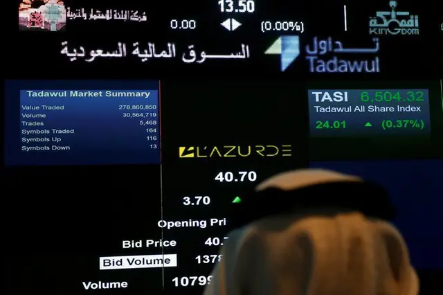 nomoreoil's tweet photo. السلام عليكم ورحمه الله وبركاته
 جمعه مباركه وتحيه طيبه عالجميع 

التقرير مقسم لفصلين لانه طويل وعميق 

الفصل الاول من التقرير بعنوان = هيكله سوق الاسهم السعودي

في هذا التقرير راح نحاول نجاوب على اكثر الاسئله شيوعا بخصوص أداء السوق السعودي خلال الثلاث سنوات الماضيه
مقدار النزول من القمه التاريخيه عند 13.949 الى تاريخ كتابه هذا التقرير السوق يتداول عند 10570 نقطه ! نسبه انخفاض قريب من 25-%
--
السوال الأول (سوئ الاداء) الي مشغل بال الكثير وللأسف الكثير لم يحصل الاجابه الصحيحه والكل يقولك بسبه عدم فتح نسب التذبذب والبعض الاخر يقولك مضارب مضارب صانع سوق والثاني يقولك تعريفات جمركيه هذي حجج واهيه ضعيفه 

الأسباب كثيره وابرزها ان الاقتصاد وسوق الأسهم مرتبطين ويتاثرون بأسعار النفط الي دامت فتره طويله في مسار عرضي بنطاق 75-88 دولار فتره طويله وبمجرد كسر المسار العرضي والنزول سريعا دون ال60دولار سرعان ماتفاعل معه تاسي ونرى تصريحات من كبار الصناديق لاستثماريه ( متخوفون من أسعار النفط وشح السيوله والخ) وهو كلام صحيح فعلا سعر الموازنه للدوله السعوديه اليوم هو رقم 90$ للبرميل !
ومع التوترات الحاصله بين ايران وإسرائيل شهدت أسعار النفط ارتفاع مهول أي ارتفعت في أسبوع مايقارب 12 دولار بنسبه 18% وهي مستمره بناء على التوترات والرسم الفني التحليلي نتوقع ان يعود سعر النفط لارقام 85 $ باذن الله
بالرغم ان هناك احتماليه 90% ان ينتهي الامر في الاجتماع الجمعه وتنتهي الحرب وصحيح ان ايران عليها عقوبات في مايخص النفط سيظن البعض ان سبب ارتفاع النفط انتهى ويعود للهبوط ولكن
تم قصف خطوط انتاج نفطيه ايرانيه وأيضا السوق يرى ان الاضرار الفعليه على الإنتاج الإيراني اكبر من التصريحات الرسميه
( هياط الشاشات )
بيانات اداره معلومات الطاقه الامريكيه أظهرت تراجع في مخزونات الخام للأسبوع التالي عالتوالي مما يشير الى ان هناك طلب قوي نشيط
سناريو انتهاء الحرب أو نجاح المفاوضات يعني:

انحسار التوترات الجيوسياسية = اختفاء علاوة المخاطر=هبوط اسعار النفط

عودة السوق لتركيز العوامل الأساسية (الإنتاج، المخزونات، الطلب العالمي)
صحيح هناك احتماليه كبيره ان تتراجع أسعار النفط ولكن المهم هو ان تتداول برقم فوق 70$
والإيجابي أيضا ان تنتهي الحرب والمخاوف معها وتنفتح شهيه المتداولين للمخاطره في السوق السعودي  خاصه بسبب الهبوط المبالغ فيه وتسعير الكوارث

وأيضا حافز اختراق الأسواق الامريكيه القمه التاريخيه وتحقيق قمم جديدخ كما هو مبين بشارت النازداك المطروح من فتره
حينها نتوقع انيشهد السوق حاله انفراج جزئيه تعيدنا لمستويات 12 الف باذن الله

وأيضا السبب الثاني هو تراجع ربحيه الشركات الكبرى القياديه (أرامكو وسابك والكيمكل والبنوك والاتصالات)
عدة شركات أصدرت نتائج مالية فصلية وسنوية أقل من توقعات المحللين لأسباب متعددة=
انخفاض أسعار المنتجات البتروكيماوية في السوق العالمية.
ارتفاع تكاليف التمويل مع رفع الفائدة (البنوك تأثرت بهامش الربحية نتيجة تشديد السيولة)
زيادة تكاليف التشغيل لبعض الشركات نتيجة التضخم المحلي والعالمي
بعض الشركات واجهت خسائر غير تشغيلية أو تراجعات في هوامش الربح

ذه الشركات تمثل نسبة كبيرة من المؤشر فحتى تغير طفيف في نتائجها له تأثير مضاعف.
ضعف الأرباح أو انخفاض التوزيعات السنوية دفع المستثمرين لتقليل مراكزهم أو الانتقال لأصول أقل مخاطرة مثل الصكوك والودائع ذات العوائد المجزية.

نقطه الكثير لا يتكلم عنها وهي السبب الهيكلي للسوق السوق لا يتواجد به بل منعدم لشركات النمو المبتكرة تعوض الضغط على الشركات التقليدية (القياديه بنوك كيمكل اتصالات) عكس السوق الأمريكي الي كثير يثارنه بالسعودي ولايوجد هناك أي مقارنه الي يجد فيها المستثمرين قطاعات أخرى جديده ذات نمو وابتكاريه
لسوق الأمريكي يغلب عليه أسهم شركات تقنية عملاقة (مثل أبل ومايكروسوفت ونفيديا) استفادت بشكل مباشر من موجة الذكاء الاصطناعي والتحول الرقمي، ما رفع المؤشرات بشكل قوي.
في المقابل السوق السعودي يعتمد أكثر على قطاعات تقليدية مثل البنوك، البتروكيماويات، الطاقة، التطوير العقاري... وهي قطاعات حساسة لتكاليف التمويل والفوائد المرتفعة ولا تستفيد مباشرة من تقنيات النمو العالمية

نوضح الفرق في سطرين تنهي كل النقاش والجدل المتداول وتنسف كل المقارنه بين السوقين
السوق السعودي والامريكي الفرق هو
السوق الأمريكي مدفوع بعوامل نمو نوعيه ( ابتكارات+ذكاء اصطناعي+ تخزين بيانات + شركات امن قومي+تجاره الكترونيه + تقنيه+ سيارات كهرب) السوق الأمريكي بحر بشركاته وافكاره وتقدمه وابتكاره

عكس شركات السوق السعودي المطروحه المدفوعه بالاقتصاد التقليدي وتمويل المشاريع والاعماد على الدعم الحكومي بنسبه 80%
في أمريكا، شركات التكنولوجيا غالبًا لديها ملاءة مالية قوية وتستثمر أموالها الخاصة دون حاجة كبيرة للتمويل البنكي التقليدي، بينما في السعودية الشركات تعتمد أكثر على التمويل البنكي، وبالتالي تتضرر أرباحها مباشرة عند رفع الفائدة

الكلام أعلاه يجيب على سوال اخر
 وهو لماذا السوق السعودي لم يرتفع كما الأمريكي علما ان نسبه الفائده متشابه هنا وهناك !

وأيضا سيكولوجيه المتداولين في السوق الأمريكي اعتادت التعامل مع أسعار الفائده كدوره طبيعيه ويكون رده الفعل للاسهم ذات النمو السريع قويه مثال بعد ارتفاع الفائده شاهدنا موجه ارتفاع اسهم الذكاء الاصطناعي وبعدها موجه اسهم السحابات والبيانات وغيرها
في أمريكا المستثمرون ضخوا أموالًا ضخمه في أسهم النمو رغم الفوائد المرتفعة بدافع توقعات أرباح عالية وتقنيات جديدة

في السعودية مع غياب محفزات مماثلة (مثل شركات تقنية ضخمة) تتجه الأموال إلى الودائع البنكية والصكوك منخفضة المخاطر عند ارتفاع الفوائد

#تاسي_تداول #الاقتصاد_السعودي #الاسهم_السعودية