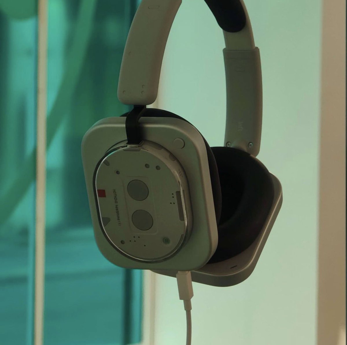 I know some people may not be a fan of the design on the new Nothing Headphone(1)...but I like it. It's kind of refreshing compared to other wireless headphone designs. Good job <a href="/nothing/">Nothing</a> 

via nothing_fan_blog on IG