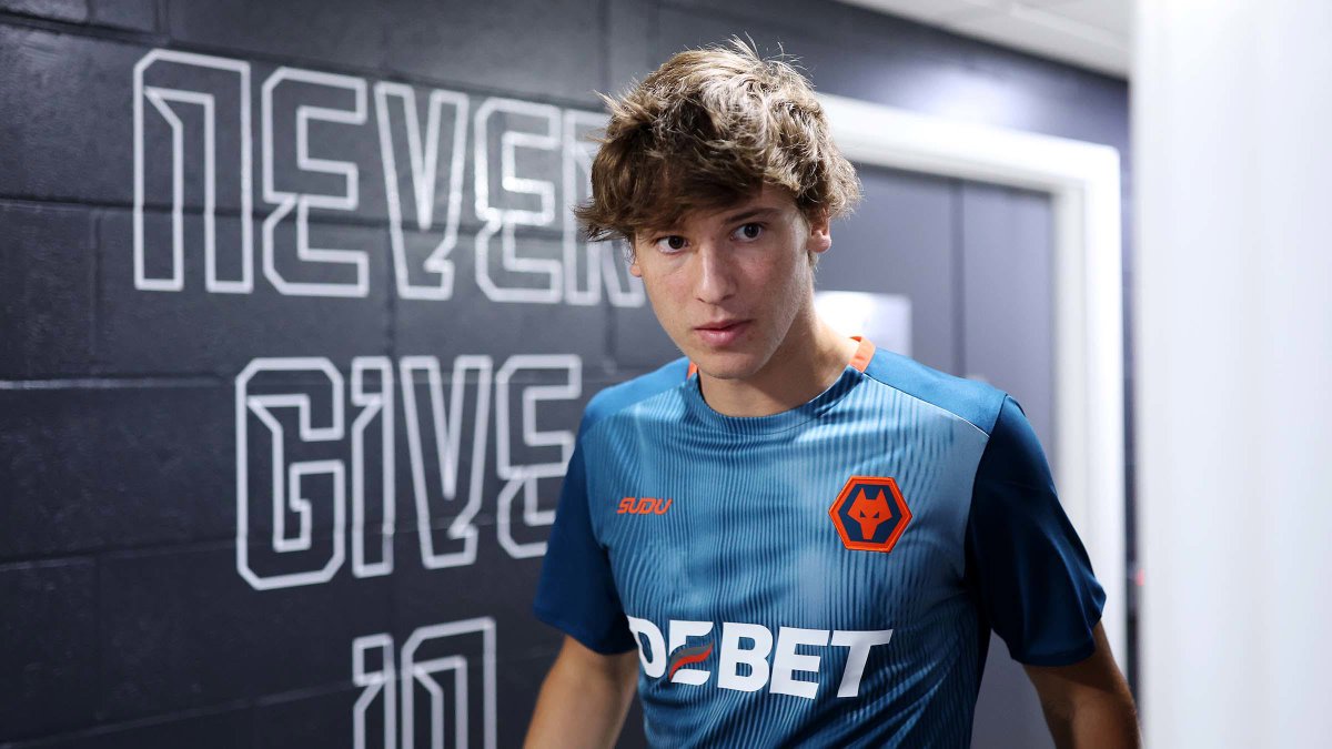 Welcome to Wolves Fer López. A 21 year old Spanish wonderkid with a magic wand of a left foot. We've got a future superstar on our hands. Fantastic first signing of the summer. Can't wait to see him in action!. 🐺🇪🇸 #wwfc
