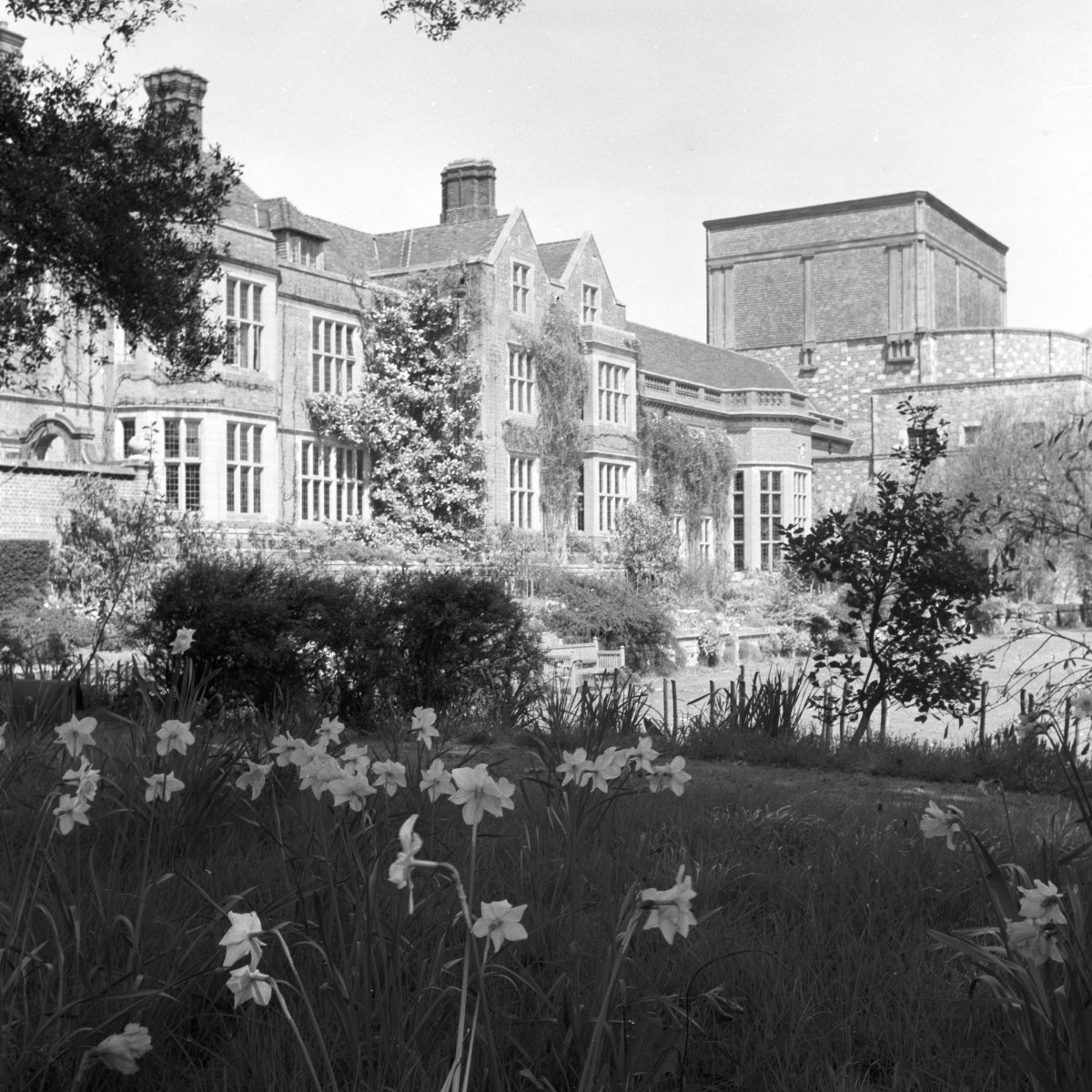 We are thrilled to invite you to the online book launch of 'Glyndebourne Émigrés: Operatic Mobilities in Southern England, 1934-1940', published by Clemson University Press &amp; Liverpool University Press, on Monday June 30 at 6pm.

Tickets available here: ticketsource.co.uk/insiders-outsi…