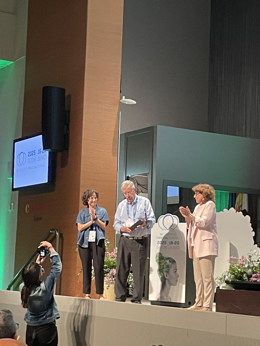 #Gracias, <a href="/RafaelSerrada1/">Rafael Serrada</a> por una trayectoria vital y profesional por todos reconocida.
Hoy, emocionado homenaje al #ProfesorSerrada por parte de la <a href="/secforestales/">SECForestales</a> en el #9CFE.
La #inteligenciaforestal hecha persona.
Gracias!