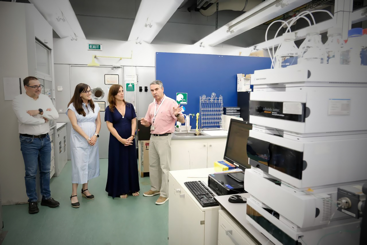 recercauniscat's tweet image. 📍Jornada de feina a Tarragona

📢 La #consellera Núria Montserrat fa una trobada a l’@ICIQchem

🧪 Recorre el laboratori Crysforma i manté una reunió de treball amb l’equip directiu

🔬 Parlen sobre transferència de coneixement i la recerca química d’excel·lència