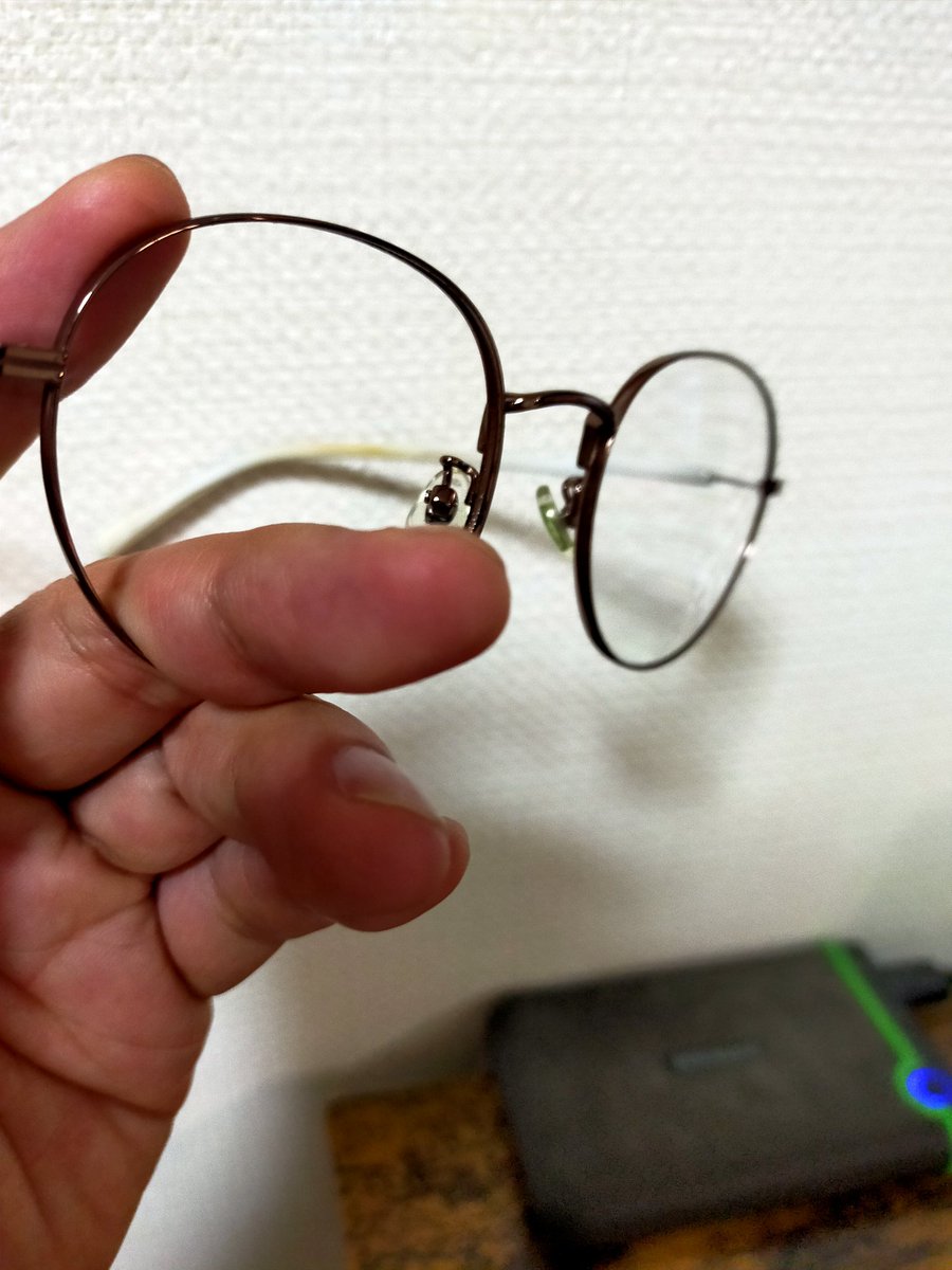 何だかグワングワンするなと思って

調整してもらおうと、購入店舗に持っていったら

「右のレンズが入ってませんね」

とのこと…

どこで落としたのさ私。