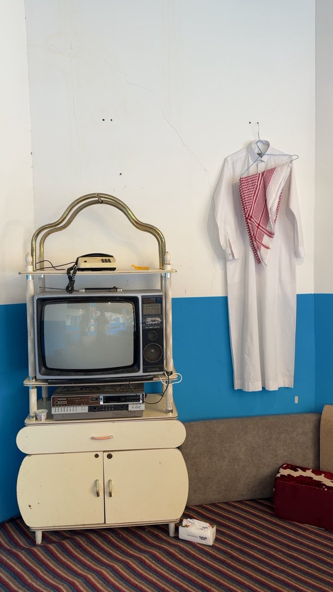 معروف ان الناس يحبون البساطة لأن فطرتهم تميل لها، لكنهم يتكلفون لأن نظرة الآخرين أصبحت أهم من راحتهم بسبب أن المجتمع يمجّد “الصورة المثالية”
ويقيّم الناس على ما يُرى لا ما يُعاش .

لو أنت وصلت للمرحله، فأنت ودعت راحة قلبك
لتعيش بعيون غيرك 🤝