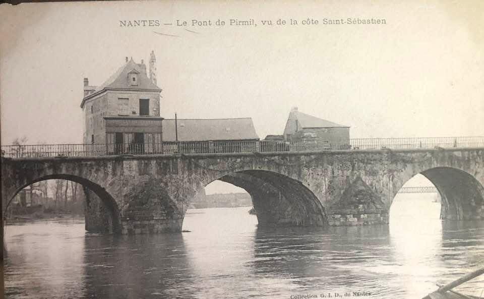 #Nantes quand le pont de Pirmil était encore habité 🏠#Bretagne 1900