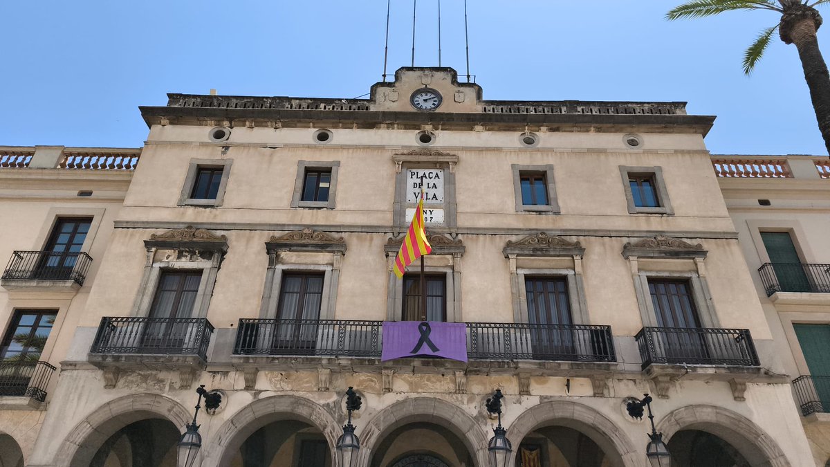 L'Ajuntament de #VNG condemna un nou assassinat per #violènciamasclista. La víctima és una dona de 43 anys de Màlaga. 
🟪Pengem el domàs lila en senyal de dol i rebuig pels fets
#niunamenys #ensvolemvives