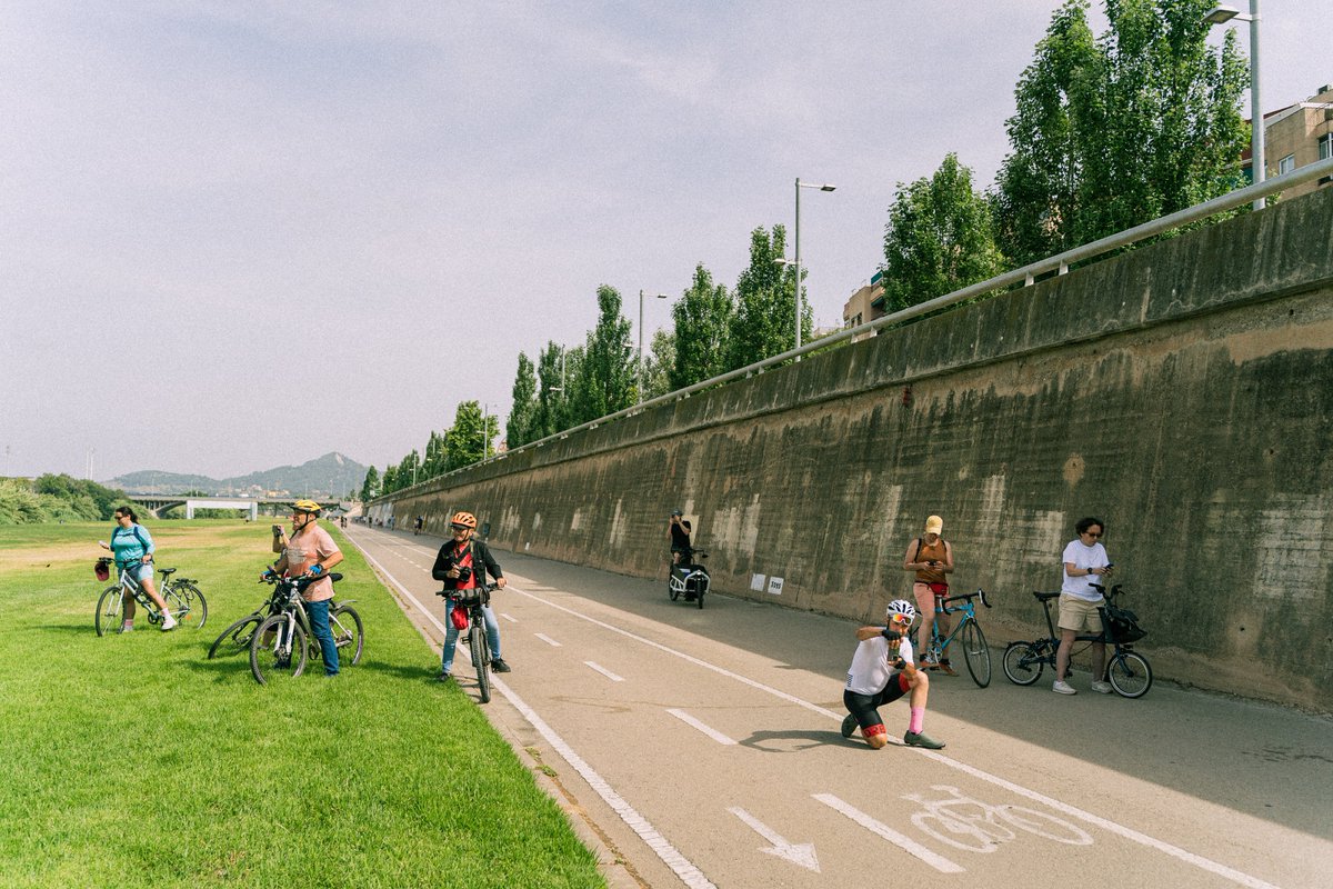📸 El dissabte 14 de juny vam recórrer la llera del Besòs pedalant de Santa Coloma a la platja de Badalona, capturant racons i moments únics.

Amb jocs i dinàmiques, vam despertar la creativitat fotogràfica sobre dues rodes! 🌿🚴‍♀️

Gràcies! - Amb el suport de <a href="/bicicletaAMB/">Bicicleta AMB</a>
