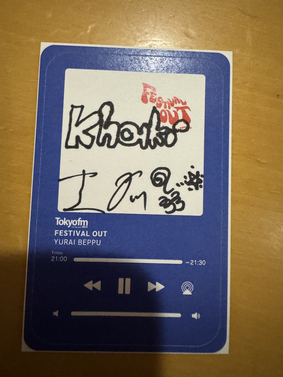 #TOKYOFM
#FESTIVALOUT powered by #Fanplus

今夜のゲスト #Khaki
中塩さん、平川さん、黒羽さんに
番組ステッカーにサインをいただきました✨

＜応募方法＞
①<a href="/FESTIVALOUT/">FESTIVAL OUT powered by Fanplus</a> をフォロー
②このツイートをRT
締め切り：6/26(木)まで