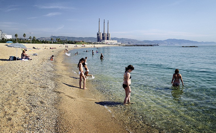 Sant Adrià reobra la platja del Litoral, després de tres temporades de treballs de neteja del subsòl. S’estrenen nous serveis (dutxes, bancs, àrea de cal·listènia...) i reobren la Jugatecambiental i l'Aula ambiental que ha estat decorada amb un mural t.ly/KoSJb