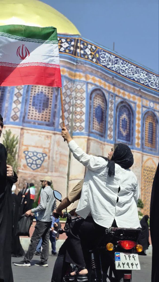 sm_mahmoudi_ir's tweet image. قدرت هسته ای #جمهوری_اسلامی_ایران همین مردمی هستند که با وجود اختلاف سلیقه و ظاهر اما برای دفاع از عزت و کیان سرزمین خود اینگونه در دل تهدیدهای دشمن به میدان آمده اند.
سر تسلیم و تعظیم در برابر اراده این #ملت خم می کنم و بر خاک پایشان بوسه می زنم.