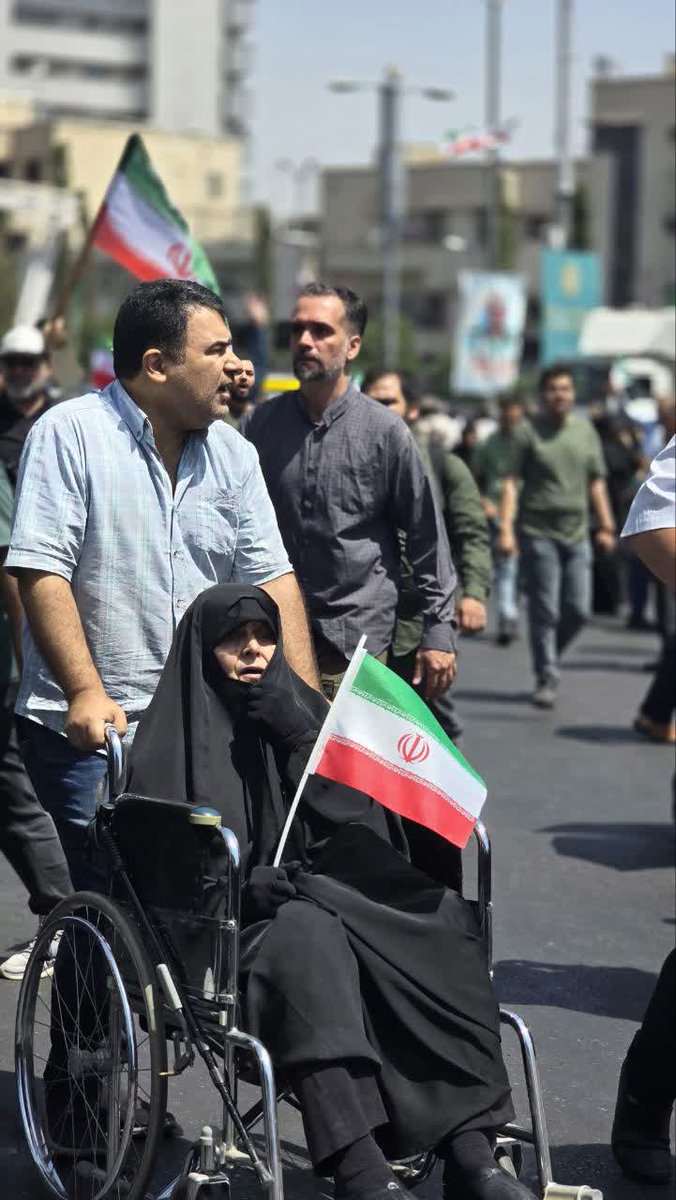 sm_mahmoudi_ir's tweet image. قدرت هسته ای #جمهوری_اسلامی_ایران همین مردمی هستند که با وجود اختلاف سلیقه و ظاهر اما برای دفاع از عزت و کیان سرزمین خود اینگونه در دل تهدیدهای دشمن به میدان آمده اند.
سر تسلیم و تعظیم در برابر اراده این #ملت خم می کنم و بر خاک پایشان بوسه می زنم.
