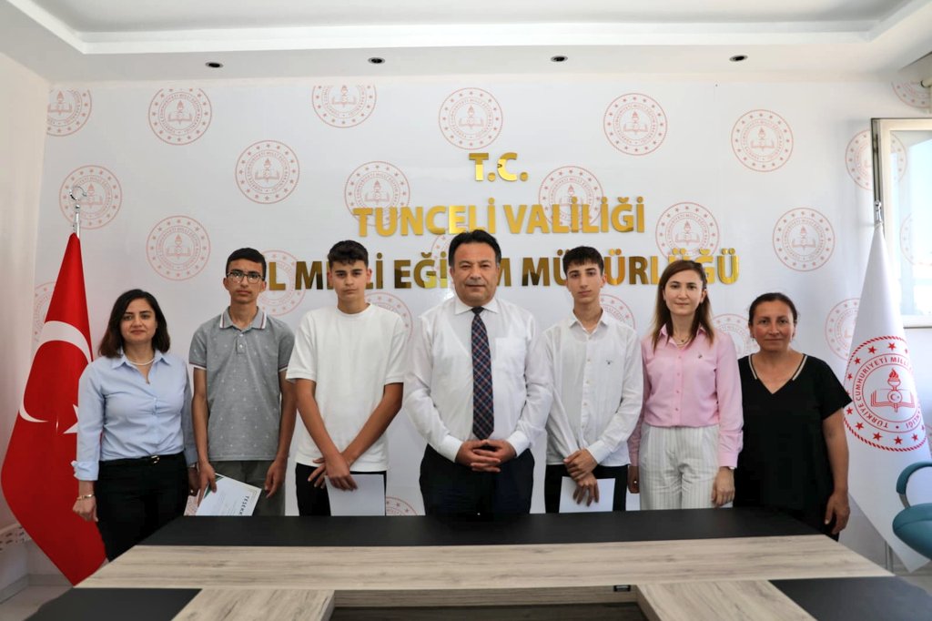 Tunceli İl Millî Eğitim Müdürlüğü (@tunceli_mem) on Twitter photo "Yaşamın Kaynağı Su" Temalı Fotoğraf Yarışmasında Dereceye Giren Öğrencilerimiz Ödüllendirildi.
📸🎁
Ovacık, Pülümür ve Pertek liselerinde öğrenim gören öğrencilerimize ödülleri İl Müdürümüz Sn. <a href="/BahameddinK/">Bahameddin KARAKÖSE</a> tarafından takdim edildi.
Öğrencilerimizi tebrik ediyoruz.💐
<a href="/tcmeb/">Millî Eğitim Bakanlığı</a> "Yaşamın Kaynağı Su" Temalı Fotoğraf Yarışmasında Dereceye Giren Öğrencilerimiz Ödüllendirildi.
📸🎁
Ovacık, Pülümür ve Pertek liselerinde öğrenim gören öğrencilerimize ödülleri İl Müdürümüz Sn. <a href="/BahameddinK/">Bahameddin KARAKÖSE</a> tarafından takdim edildi.
Öğrencilerimizi tebrik ediyoruz.💐
<a href="/tcmeb/">Millî Eğitim Bakanlığı</a>