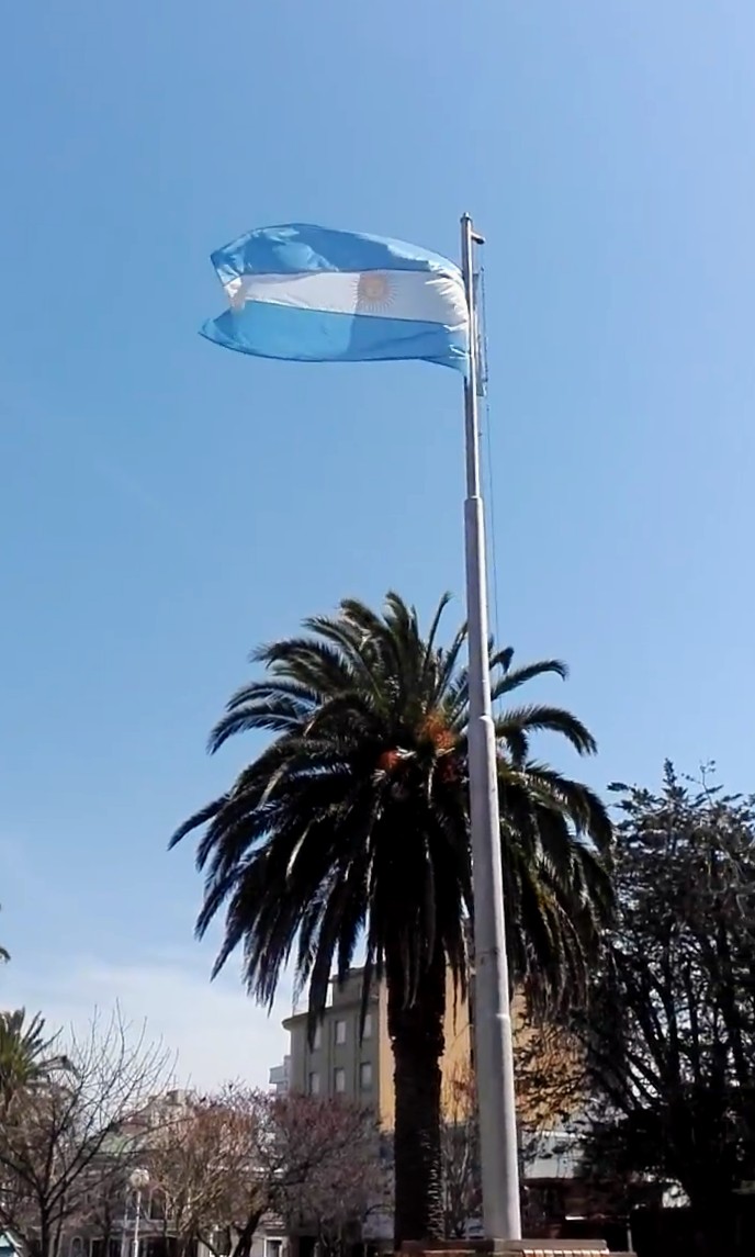 🇦🇷"Aquí está la bandera esplendorosa"
¡Feliz Día de la Bandera! Que sus colores sigan guiando nuestras acciones con dignidad y esperanza. 

𝕄í 𝕚𝕟𝕤𝕥𝕒𝕘𝕣𝕒𝕞 𝕠𝕗𝕚𝕔𝕚𝕒𝕝 ✅
instagram.com/loreguzmansile…
.#diadelabandera