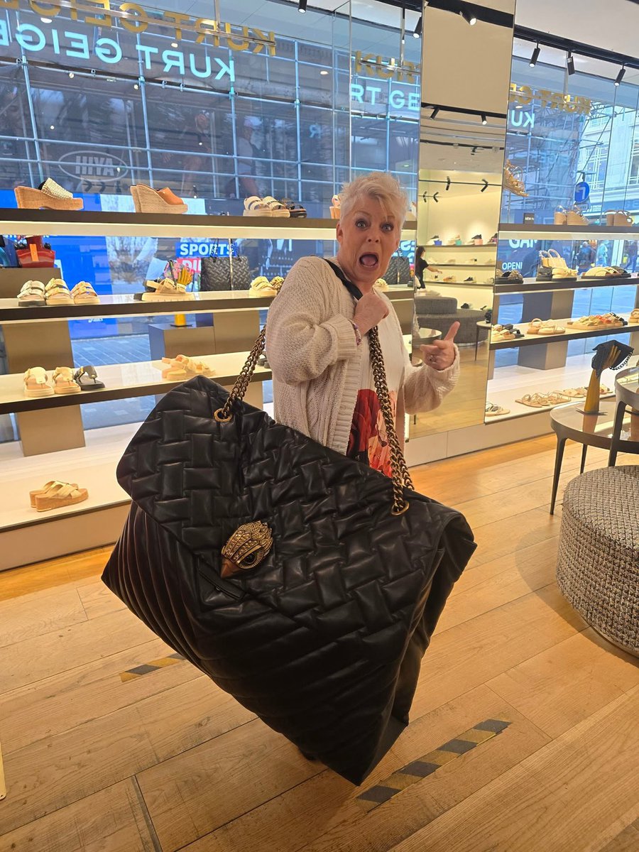 Bag packed and ready for LONDON tonight! 🎭💼 

Don’t forget – you can still grab £10 tickets with the promo code Benidorm10 at checkout! 🎟️

📍 I’ll see you at <a href="/TheOtherPalace/">The Other Palace</a> – show starts at 8pm sharp!

🎫 Grab your tickets here: theotherpalace.co.uk/an-evening-wit…