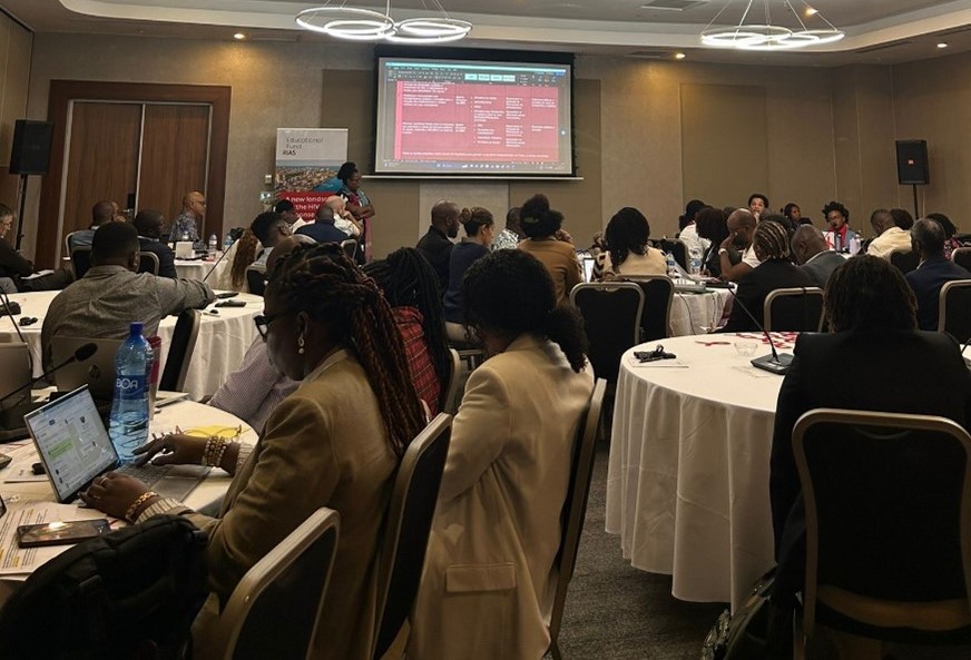 💡 Workshop in action in #Maputo! Community, clinicians and policy makers are hard at work brainstorming ideas to support a sustainable #HIV response in #Mozambique. 🇲🇿 #IASEdFund