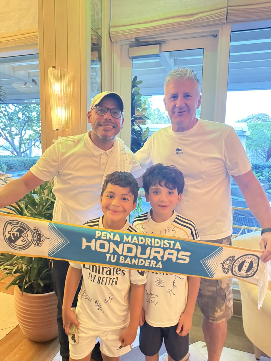 RamiroOcasio's tweet image. Maravillosa tarde en Palm Beach con la delegación oficial del @realmadrid. Gracias infinitas a Pirri, Butragueño, Solari, Roberto Carlos y Davor Sucker por los momentos inolvidables. Muy agradecido por el obsequio y el cariño compartido. ¡Hala Madrid! @pm_tubanderahn