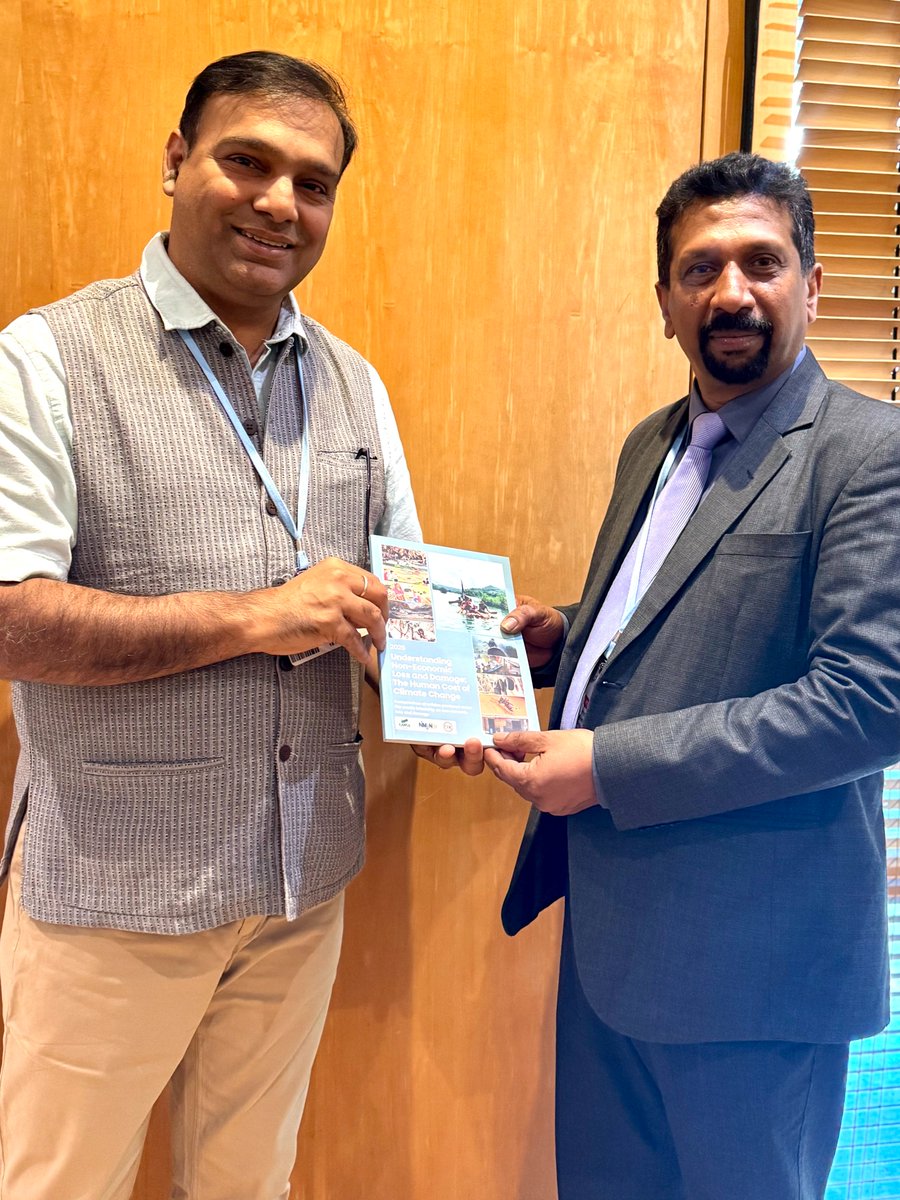 CANSouthAsia's tweet image. @SanjayVashist15 presenting the compendium of media reports on Non Economic Loss &amp;amp; Damage to Dr. Sunimal Jayathunga, Additional Secretary, MoE, Sri Lanka and Mr. Maheshwar Dhakal, Chief, Climate Change &amp;amp; Management Division, MoFE, Nepal, at SB62 Bonn.
Read:cansouthasia.net/understanding-…