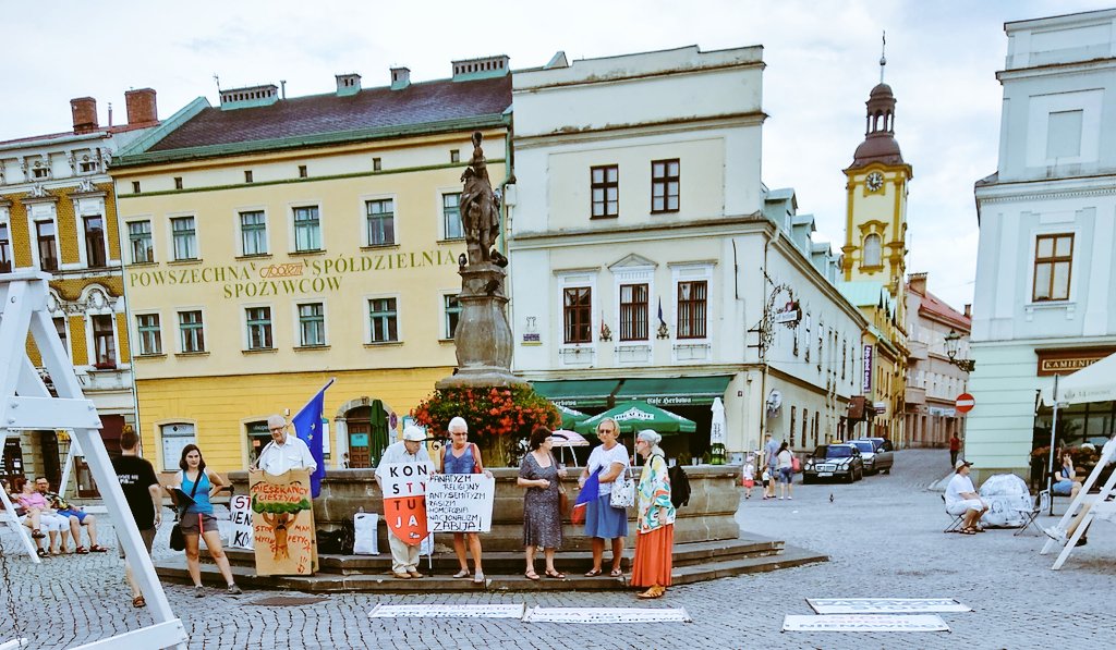 6 lat temu w Cieszynie.  Nic na tym zdjęciu nie pasuje. Przeważnie w imię tych postulatów protestują młodzi ludzie w dużych grupach.

Mam wrażenie że w obecnym klimacie politycznym, tego rodzaju zbiorowiska będą coraz rzadsze i raczej karykaturą ich oryginalnego zamierzenia.