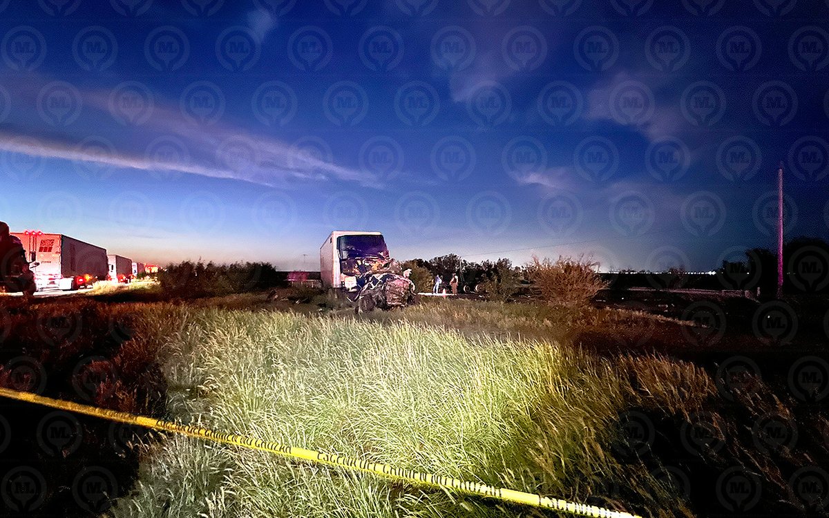 monitoreolaredo's tweet photo. 🔴 MUERE PERSONA CALCINADA DENTRO DE TRÁILER TRAS BRUTAL CHOQUE CON INCENDIO EN NUEVO LAREDO

#NuevoLaredo | Una persona que viajaba en un tráiler falleció calcinada dentro, luego de registrarse un brutal choque con incendio en el Libramiento Mex 2, al surponiente de Nuevo Laredo.
La víctima, presumiblemente el chofer de la unidad, no pudo ser identificada por las autoridades ministeriales dadas las condiciones en las que quedó el tráiler siniestro, totalmente calcinado.
El accidente, que de inmediato causó revuelo en las redes sociales, ocurrió en la tarde-noche del jueves a la altura del kilómetro 6, de los carriles hacia el Puente 3 del Comercio Mundial.
Se informó que la víctima viajaba de sur a norte de la importante vía, cuando chocó casi de frente contra otro tráiler, de la empresa transportista Sol y Luna.
Personal de esa línea reportó a los equipos de emergencia que el chofer sobreviviente se llamaba Ángel Ramón, y él se encontraba recibiendo atención médica en un hospital.
Sin embargo, no dieron a conocer más detalles sobre lo sucedido y si se contaba con algún video de la cabina del vehículo para entregar a la autoridades y deslindar responsabilidades.
El brutal encontronazo provocó que la unidad en la que viajaba su víctima estallara en llamas sin que esta pudiera reaccionar y salir, muriendo calcinado.
Elementos de Protección Civil y Bomberos acudieron al lugar para sofocar el fuego y solicitar la presencia de las autoridades ministeriales para que dieran fe de la muerte del presunto chofer.
Debido al accidente se formaron filas kilométricas de tráilers que se dirigían al Puente 3 del Comercio Mundial. 
La Guardia Nacional de Carreteras habilitó carriles en contraflujo, pero no fue suficiente, pues se formaron tiempos de espera de por lo menos una hora para cruzar sólo por el lugar donde ocurrieron los hechos.