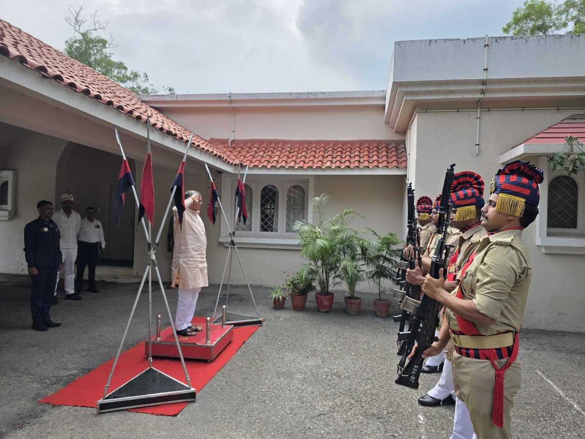 प्रभारी जनपद संभल के फर्टिलाइजर गेस्ट हाउस पहुंचने पर गार्ड ऑफ ऑनर लिया |