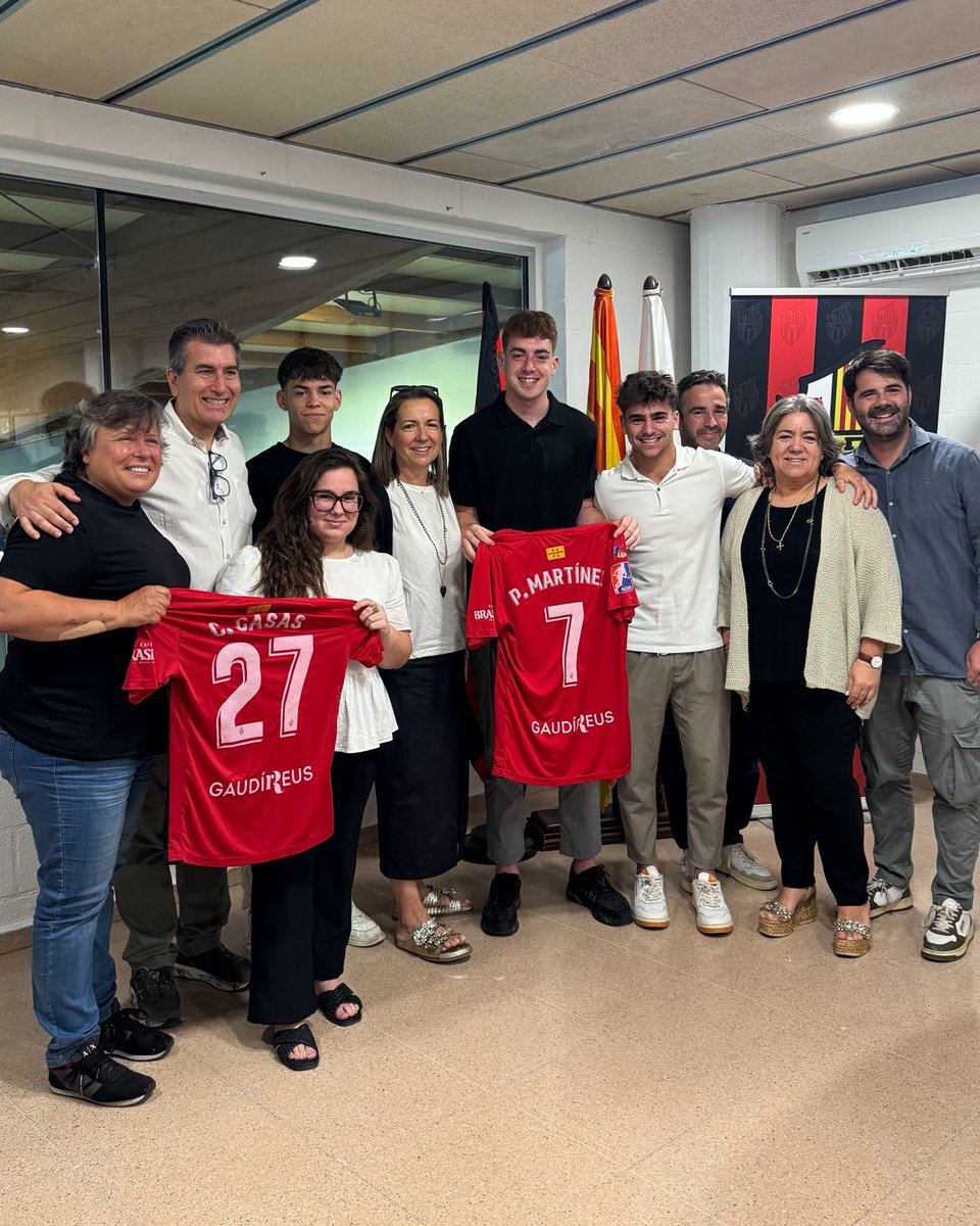 𝟐𝟎𝟐𝟕. Carn i ungla. Carles Casas i Pol Martínez. 19 anys, cosins i nascuts amb només divuit dies de diferència. 

🐦‍🔥🎙️ Les fotografies de l’acte de renovació de Carles Casas i Pol Martínez. 

#SangDelPrim #ForçaReus
