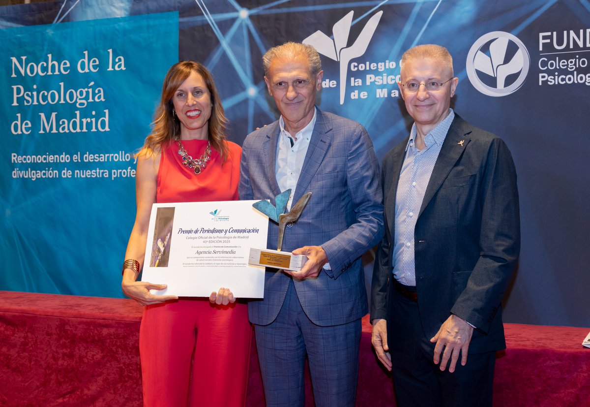 <a href="/adavimu/">Ana Davila</a> <a href="/FamiliaCMadrid/">Familia, Juventud y Asuntos Sociales</a> <a href="/Timanfaya_Psic/">Timanfaya</a> <a href="/jaluengolatorre/">José Antonio Luengo</a> <a href="/COPCV/">Col·legi Oficial Psicologia Comunitat Valenciana</a> <a href="/FSantolaya/">SANTOLAYA Y AMIG@S</a> <a href="/Claudiatecglen/">Claudia Tecglen</a> <a href="/BancoSabadell/">Banco Sabadell</a> <a href="/RadioMadrid/">Radio Madrid</a> <a href="/HoyxHoyMadrid/">Hoy por Hoy Madrid</a> <a href="/jaaunion/">jaaunion</a> <a href="/elpaissemanal/">EL PAÍS SEMANAL</a> <a href="/rne/">Radio Nacional</a> <a href="/Servimedia/">Servimedia</a> Juan Carlos Fernández Castrillo, Tesorero del Colegio, y Olga Merino, Vocal, entregaron el premio a José Manuel González, director de <a href="/Servimedia/">Servimedia</a>.