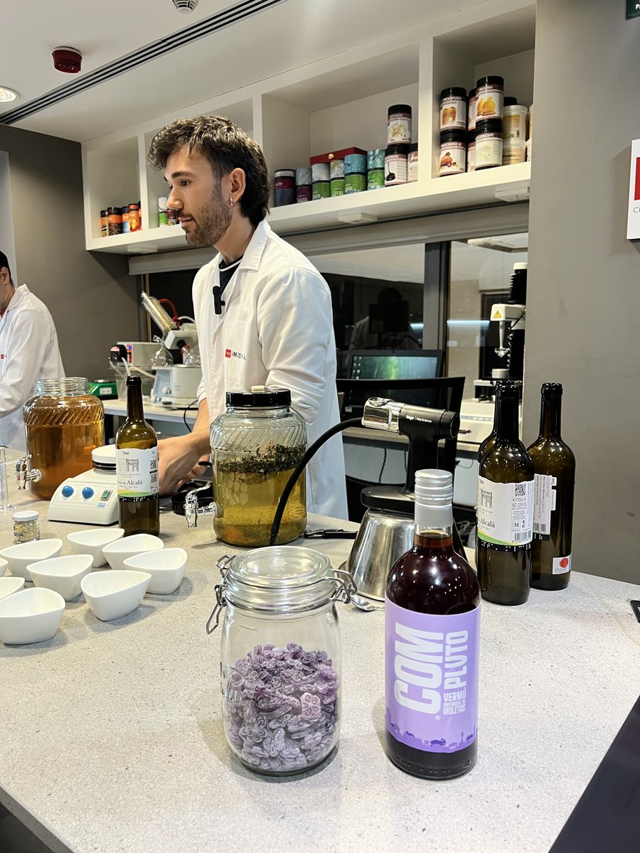 👩🏻‍🔬La innovación forma parte del ADN del IMIDRA.

🥤Desarrollos como el castizo vermú de violetas, que hemos presentado este año, es un ejemplo de ese espiritu innovador, como explica nuestra directora-gerente, <a href="/monicamc88888/">monica martinez castañeda</a>

Vía <a href="/qcom_es/">Qcom.es</a> 
 qcom.es/vermu-ahumado/…