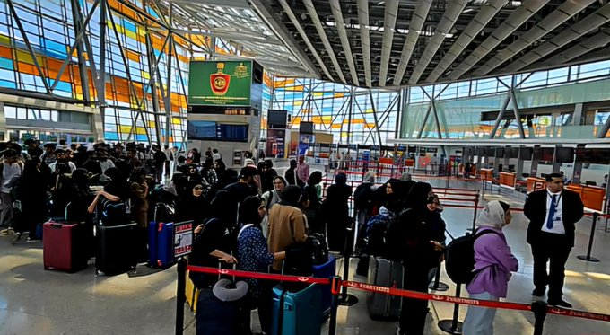 Iran makes exception for India, opens its airspace to help evacuate 1,000 Indian students set to return home.
#Iran