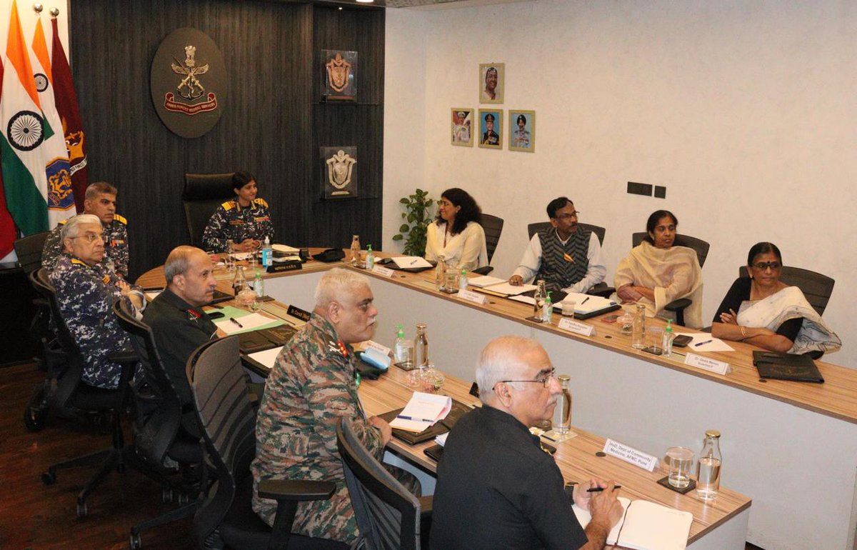 A Productive meeting was convened by DHR with DG, AFMS Surgeon Vice Admiral Arti Sarin to sensitise on the role of HTA in evidence-based decision-making. Ms Anu Nagar JS, DHR highlighted the role of HTA in health policy and resource allocation to senior officials of AFMS.