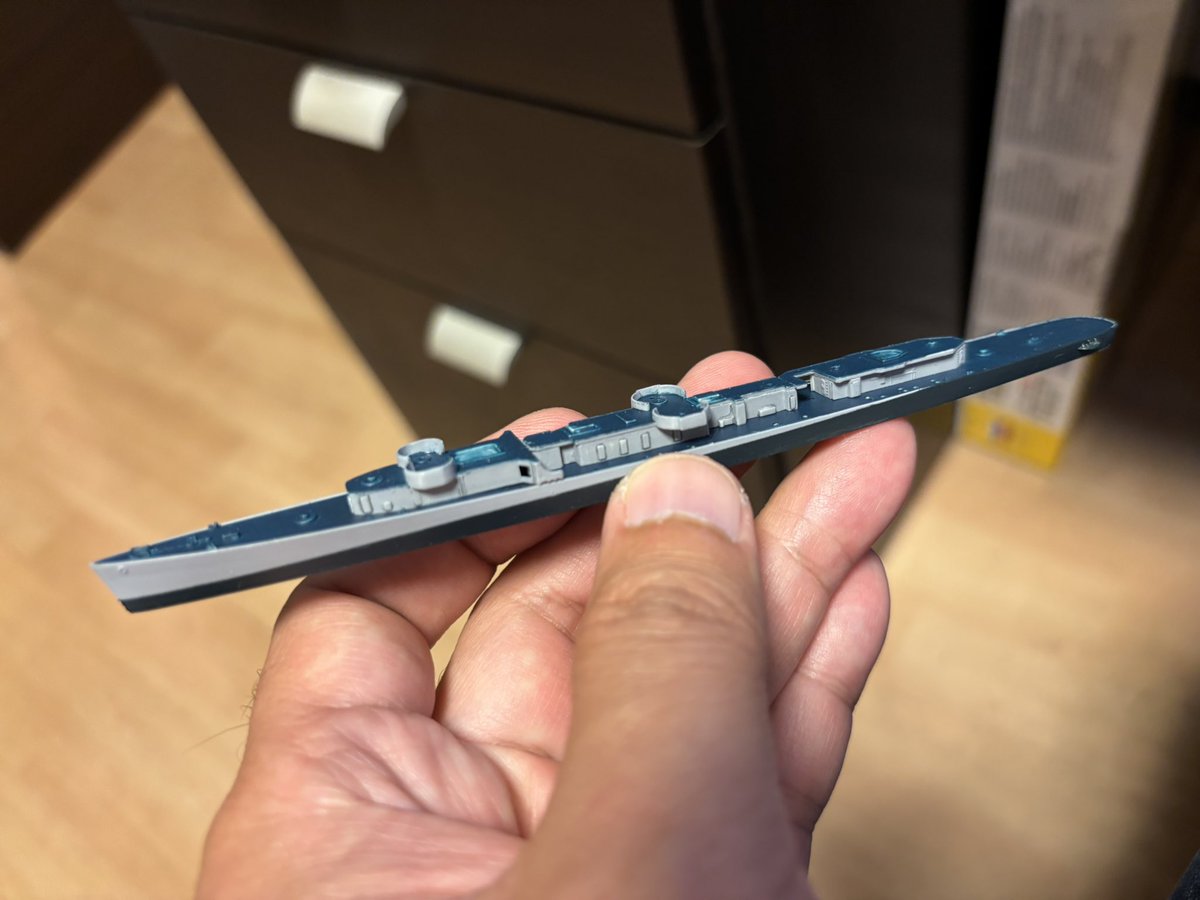 ハムマンは迷彩中。サリバンズは上部構造物を取り付け中。