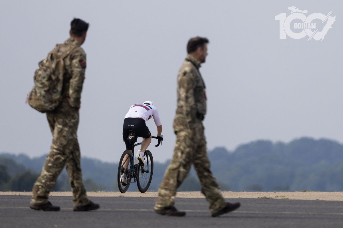 🚴‍♂️ Flight Sgt Darryl Beattie cycled 100 miles overnight around RAF Odiham to raise funds for <a href="/RAFBF/">RAF Benevolent Fund</a> — finishing this morning in the blazing heat.

Courage. Perseverance. Respect. 👏
#RAFBenevolentFund #RAFOdiham #100MileChallenge #SupportOurForces