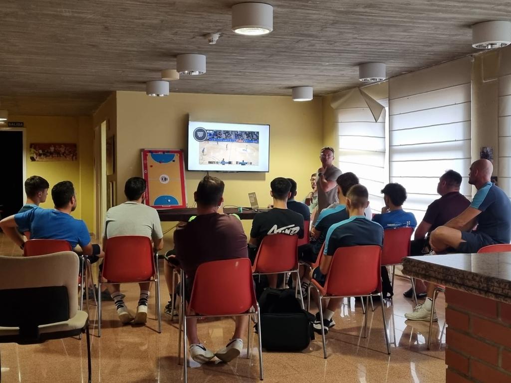 🔙Ayer, nuestro exentrenador y actual mister de La Nucía, la pasada campaña en 2 División, David Valverde, 'Dada', dió un clinic a nuestros entrenadores de la base.

👏🏻¡Gracias, mister, por pasarte por tu casa!👏🏻

#YosoyNuevaElda
