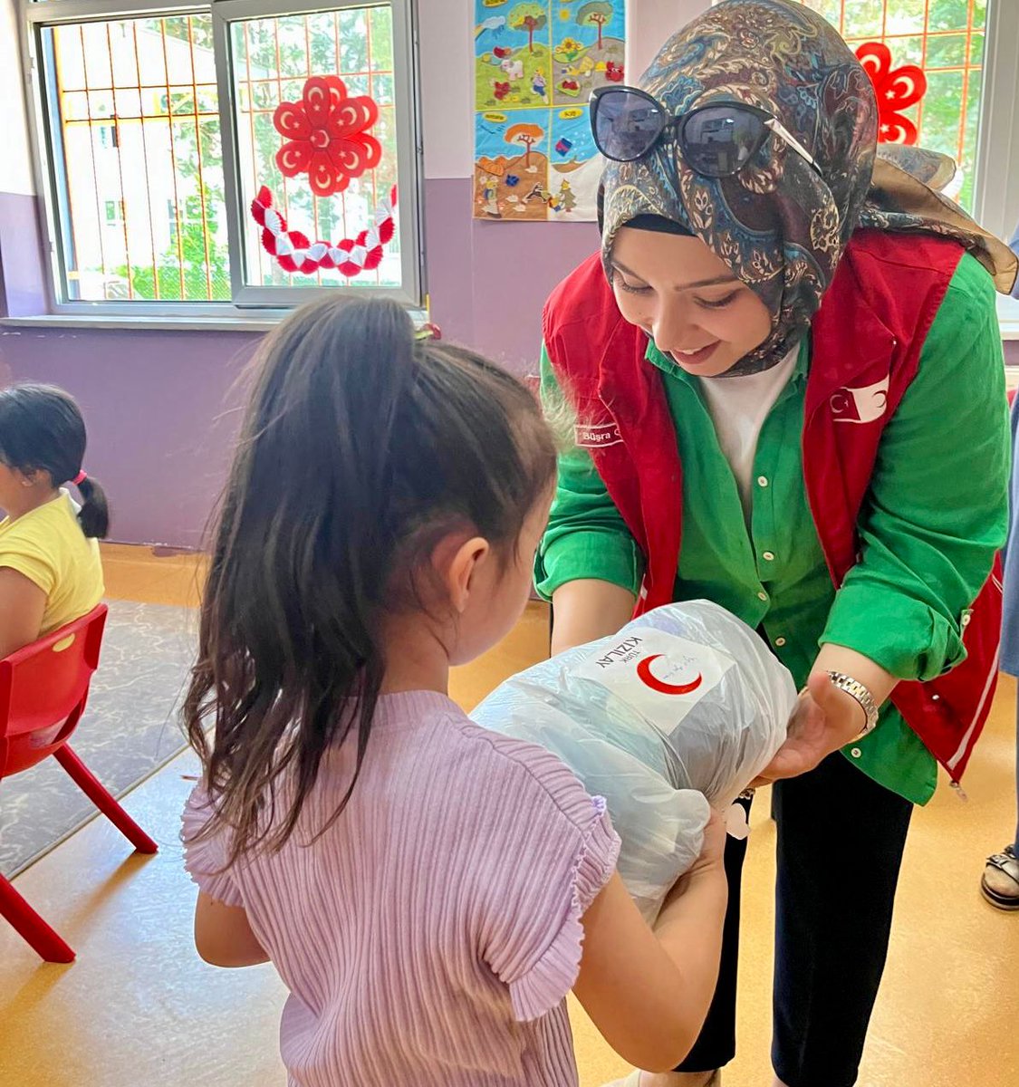 Kızılay olarak Nene Hatun Anaokulu’ndaydık.
Gönüllülerimizle birlikte Nene Hatun Anaokulu’nu ziyaret ederek miniklerimize ikramlıklar ve kıyafetler dağıttık. Çocukların yüzündeki mutluluk ve tebessüm, bizler için en büyük ödüldü.
Destek veren tüm bağışçılarımıza  teşekkür ederiz.